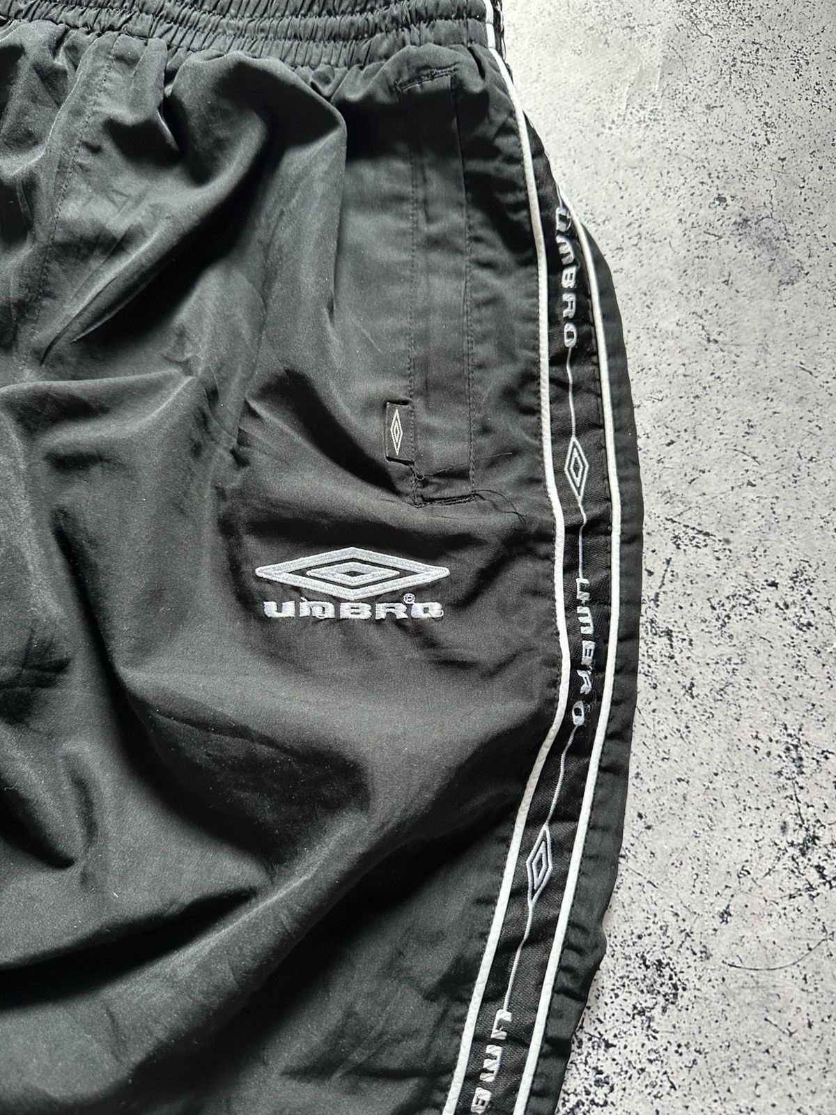 Umbro × Vintage Vintage Umbro Football Track Pants Monogram Lampas Y2K USA Size US 34 / EU 50 - 2 Thumbnail