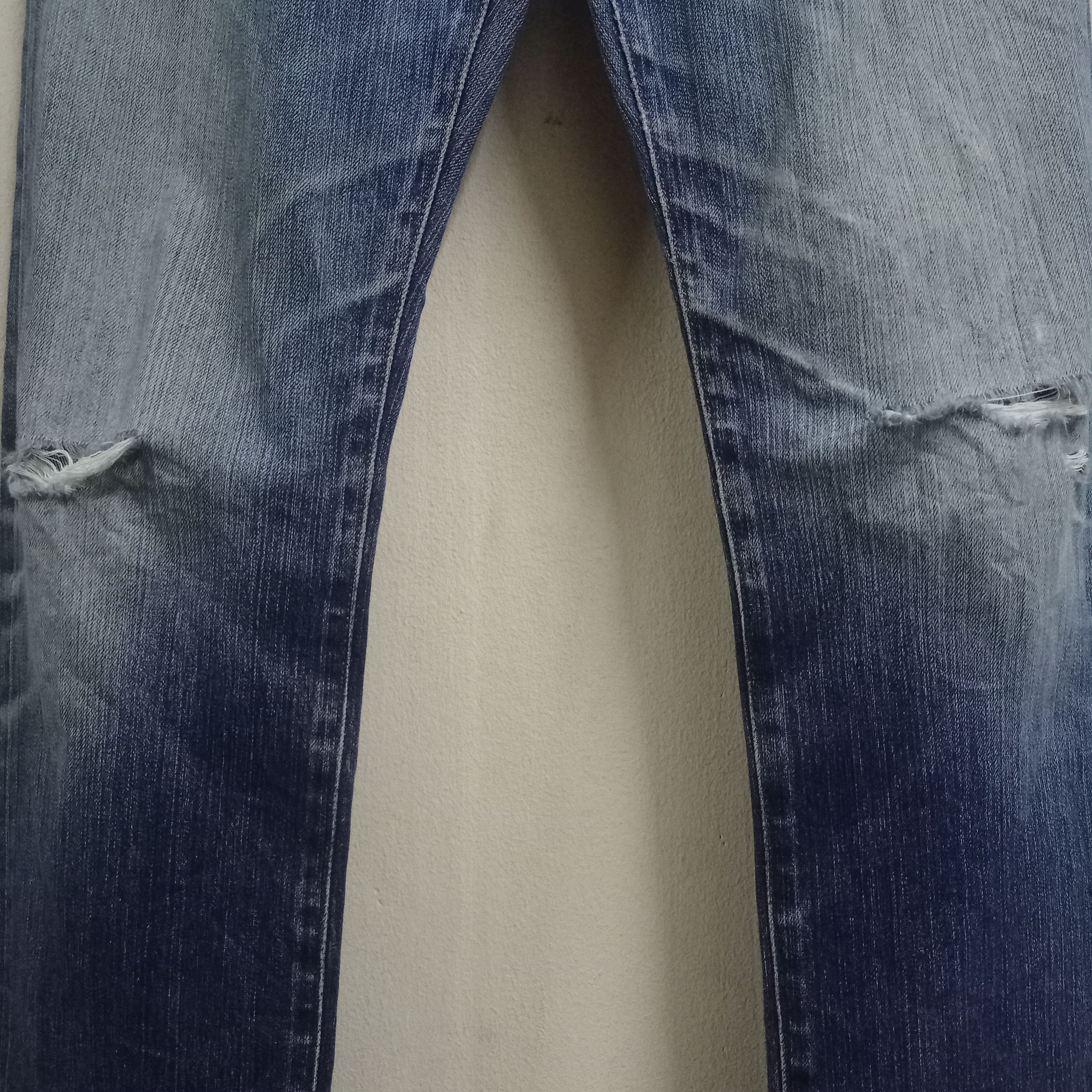 Japanese Brand × Uniqlo Vintage Japanese Uniqlo Blue Wash Distressed Jeans 31x32 Size US 31 - 5 Thumbnail