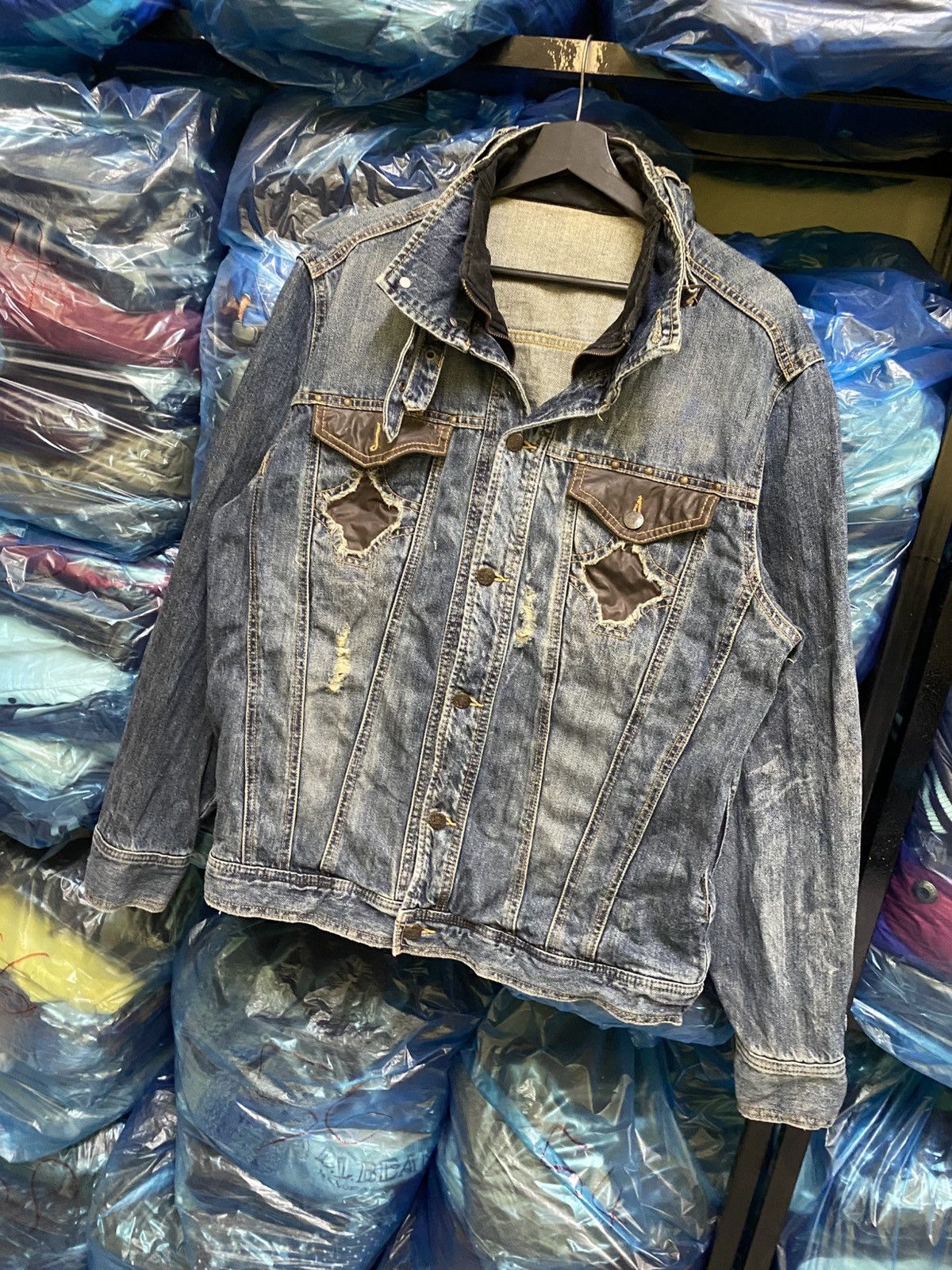 Japanese Brand Vintage Distressed Denim Jacket with Western Pocket Trim Size US L / EU 52-54 / 3 - 4 Thumbnail