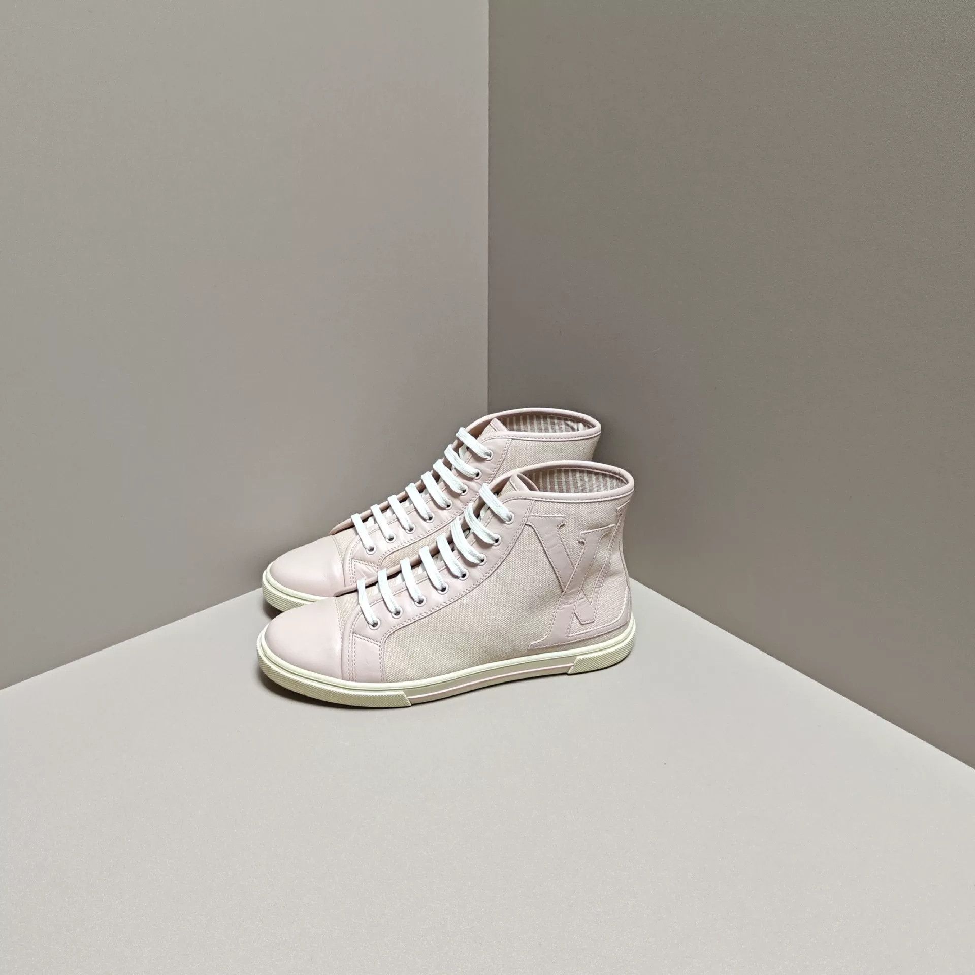 Louis Vuitton Louis Vuitton Pink Lowtop Sneakers us_5 Women Size US 5 / IT 35 - 1 Thumbnail