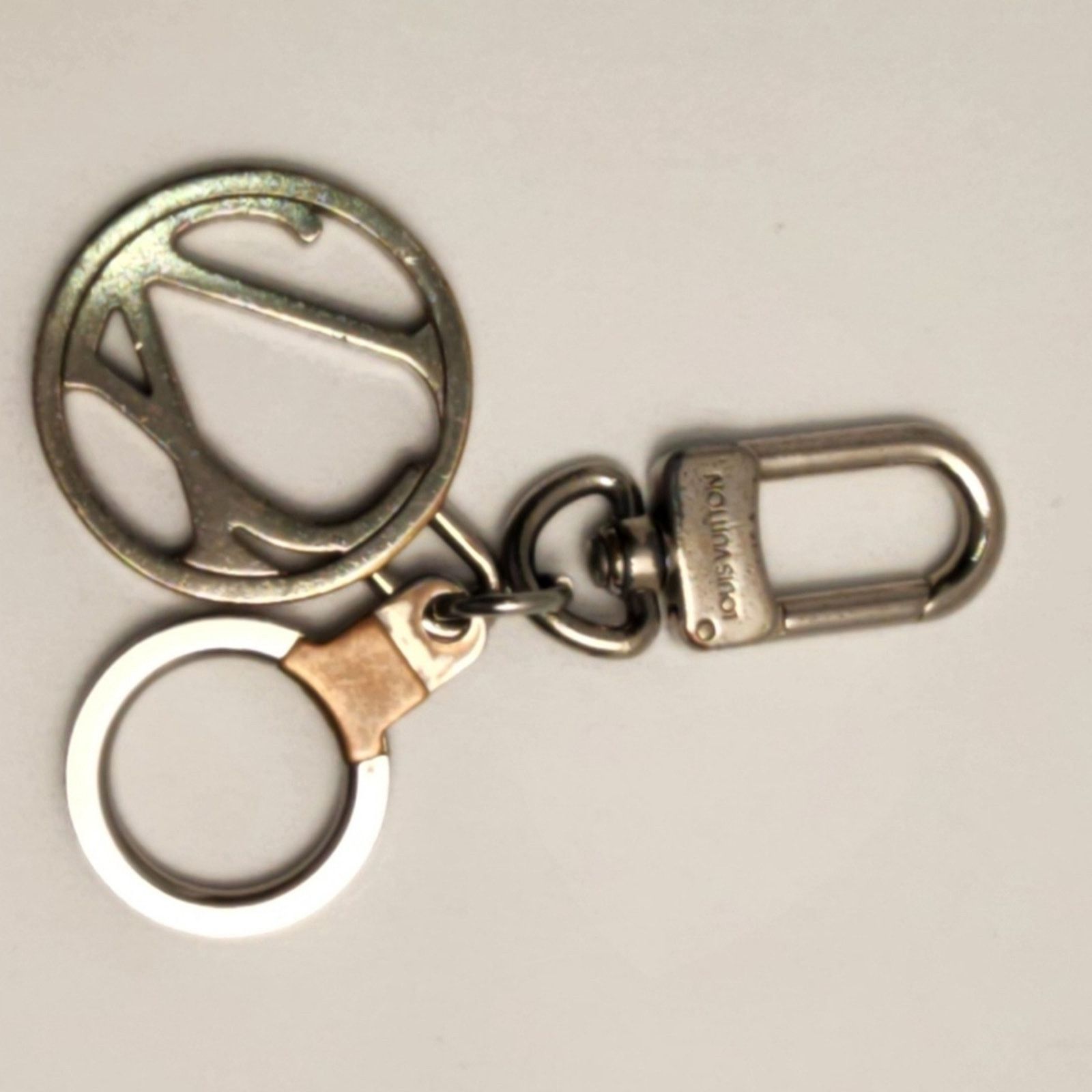 Louis Vuitton Auth Louis Vuitton Silver Taiga Porte Cles Neo Ring Keychain Size ONE SIZE - 2 Thumbnail