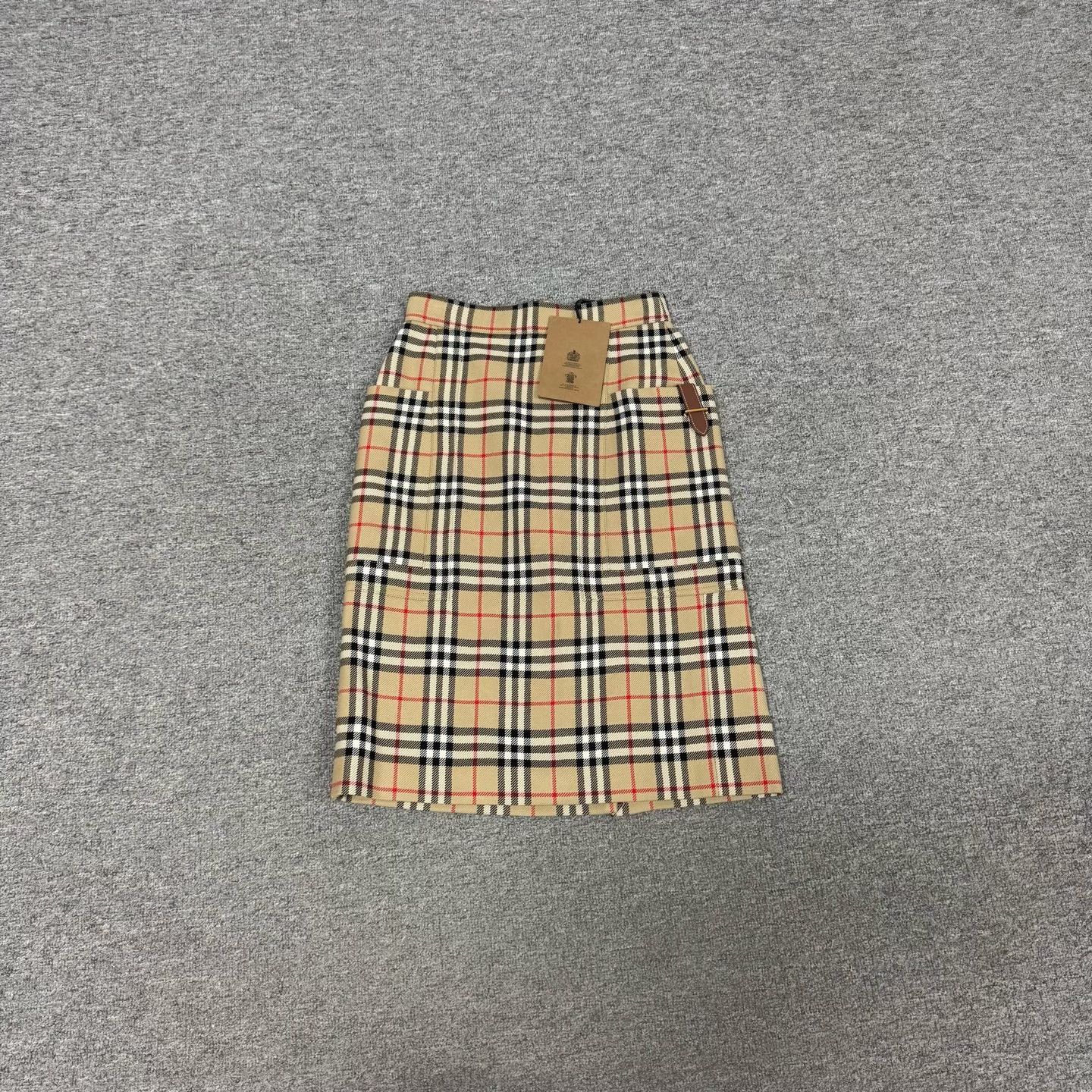 Burberry Burberry Check Leather Buckle Mid-Length Skirt Size 34" / US 12 / IT 48 - 1 Thumbnail