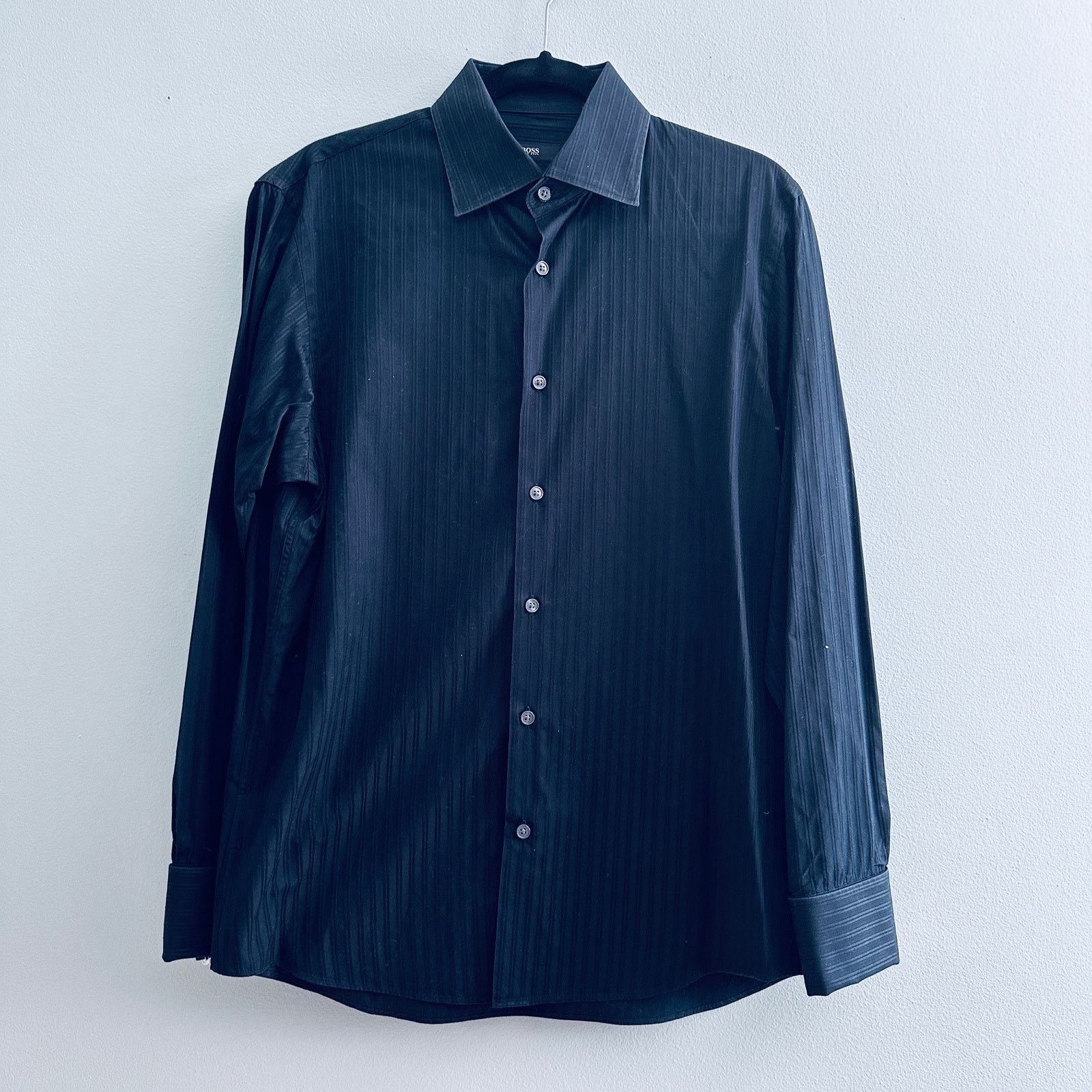 Hugo Boss Hugo Boss black button down Size US M / EU 48-50 / 2 - 2 Thumbnail
