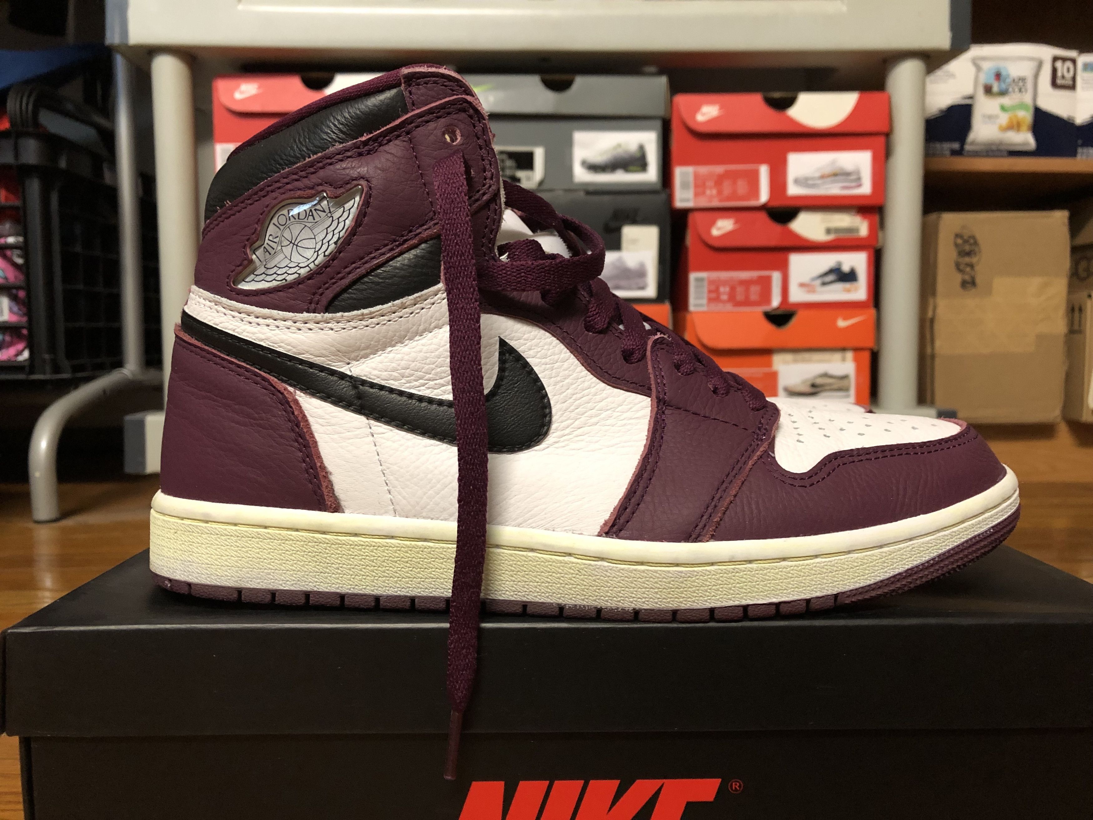 Nike *USED* Nike Air jordan 1 high OG Bordeaux sz 9 555088 611 Size US 9 / EU 42 - 4 Thumbnail
