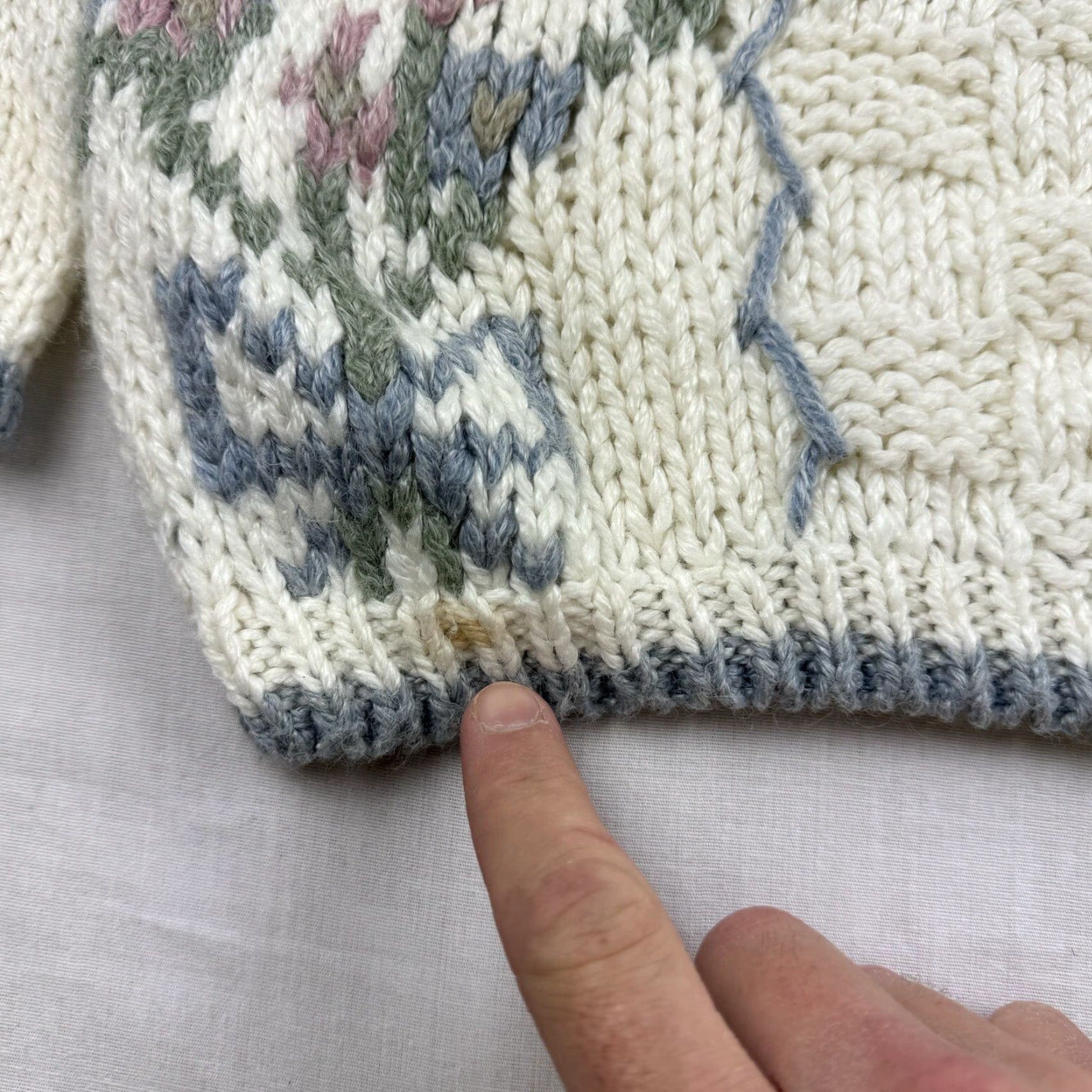 Vintage VINTAGE Nuggets Sweater Womens S White Heart Flowers 90s Pullover Size S / US 4 / IT 40 - 3 Thumbnail