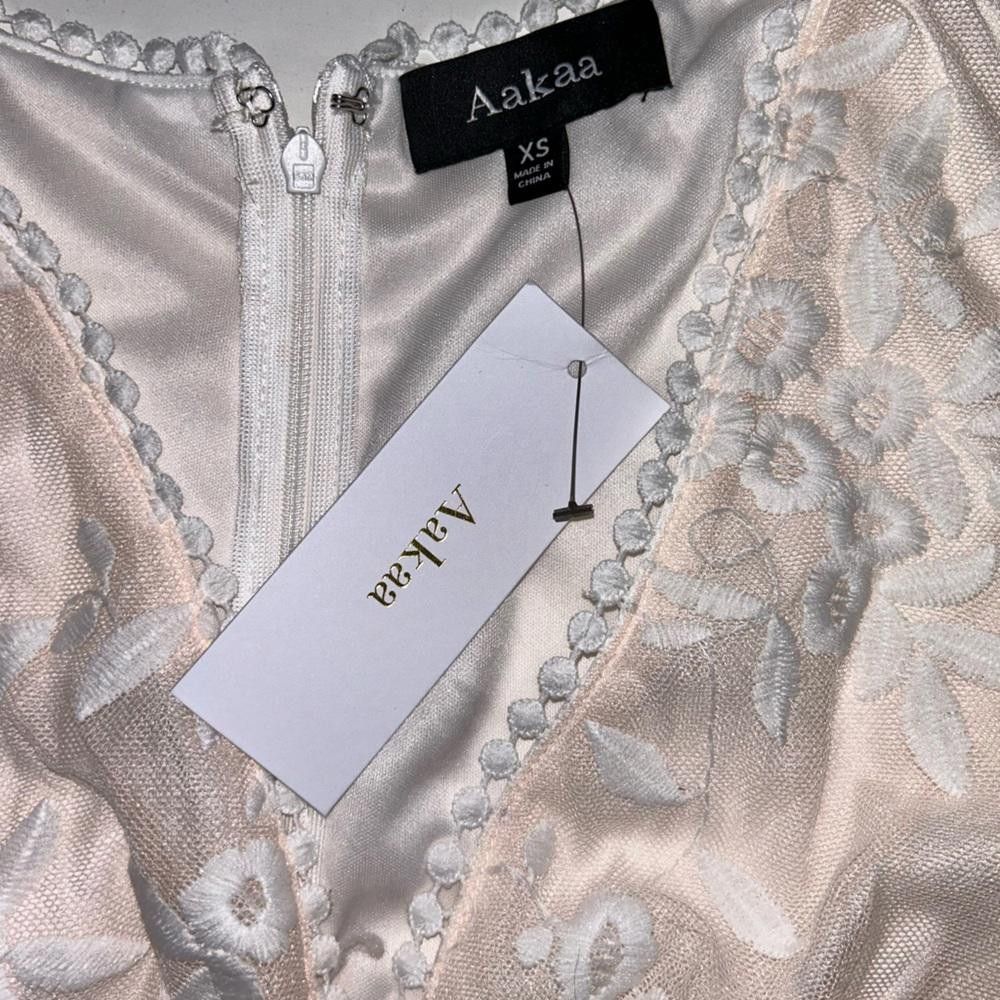 REVOLVE Aakaa l NWT Floral Embroidered White/Peach Maxi Dress XS Size XS / US 0-2 / IT 36-38 - 6 Thumbnail