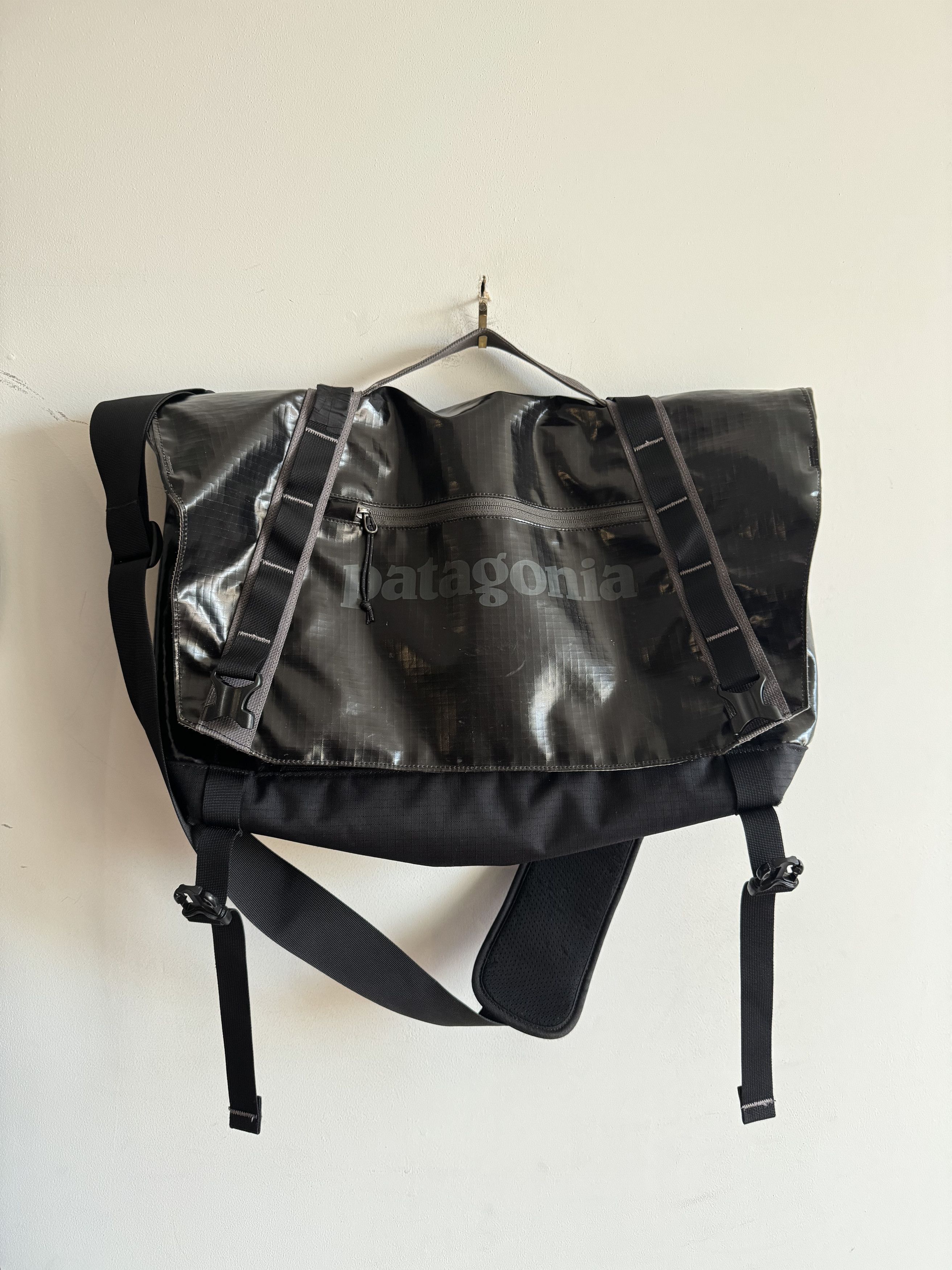 Patagonia Black Hole Messenger Bag Weatherproof Crossbody, Men's