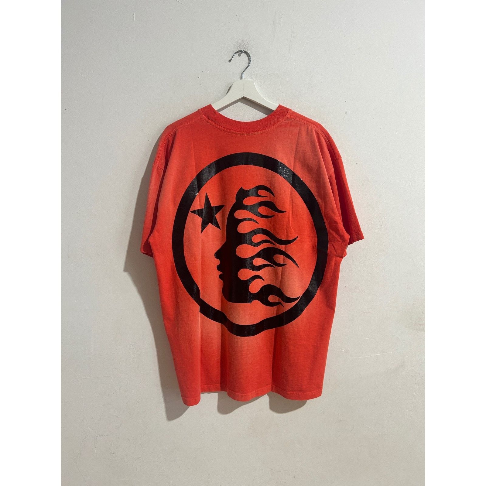 HELLSTAR HELLSTAR RED SPORTS LOGO TEE SIZE XL PREOWNED Size US XL / EU 56 / 4 - 5 Thumbnail