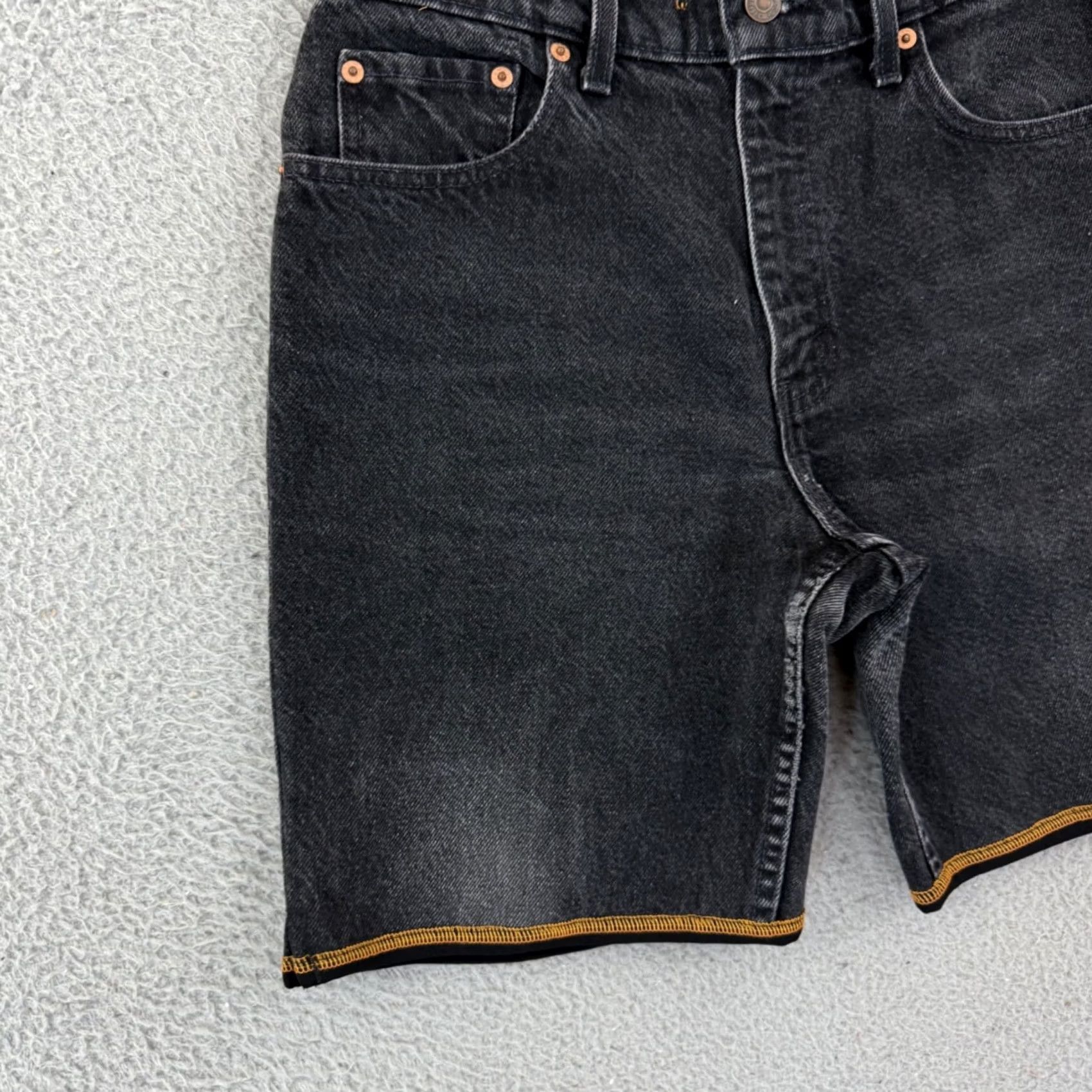 Levi's VINTAGE Levi's 550 Jean Shorts Womens 9 Black Relaxed Baggy 90s Loose Biker 8" Jeans Shorts 29 in Waist Mens Girls Womens Size 30" / US 8 / IT 44 - 3 Thumbnail