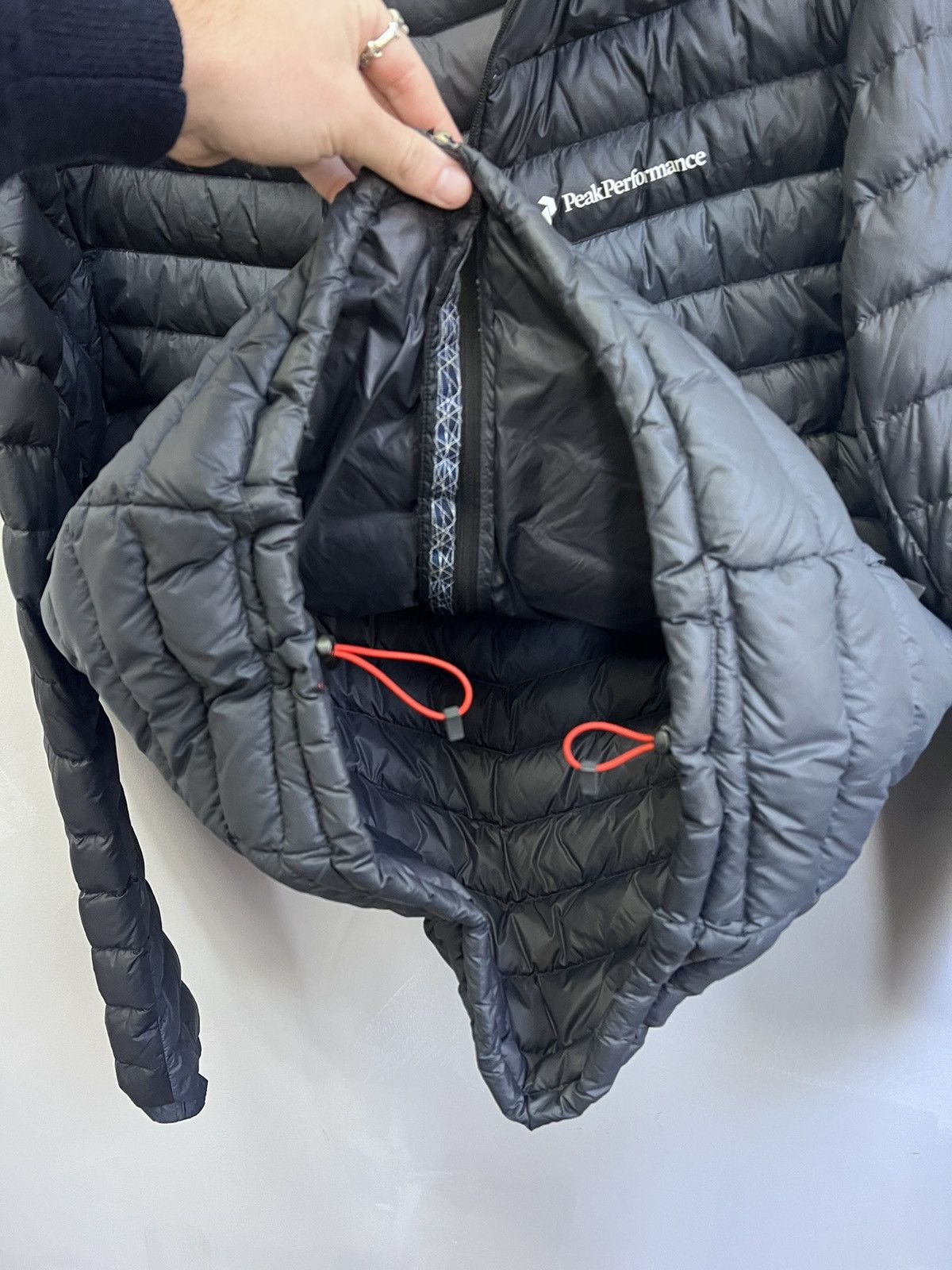 Peak Performance Light HOODED Down Jacket
