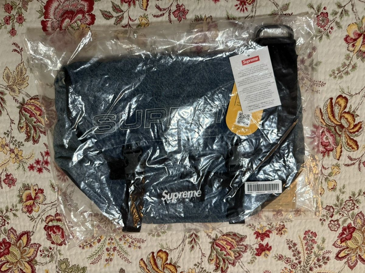 Supreme Supreme Denim Messenger Bag in Washed Indigo Reflective Size ONE SIZE - 5 Thumbnail