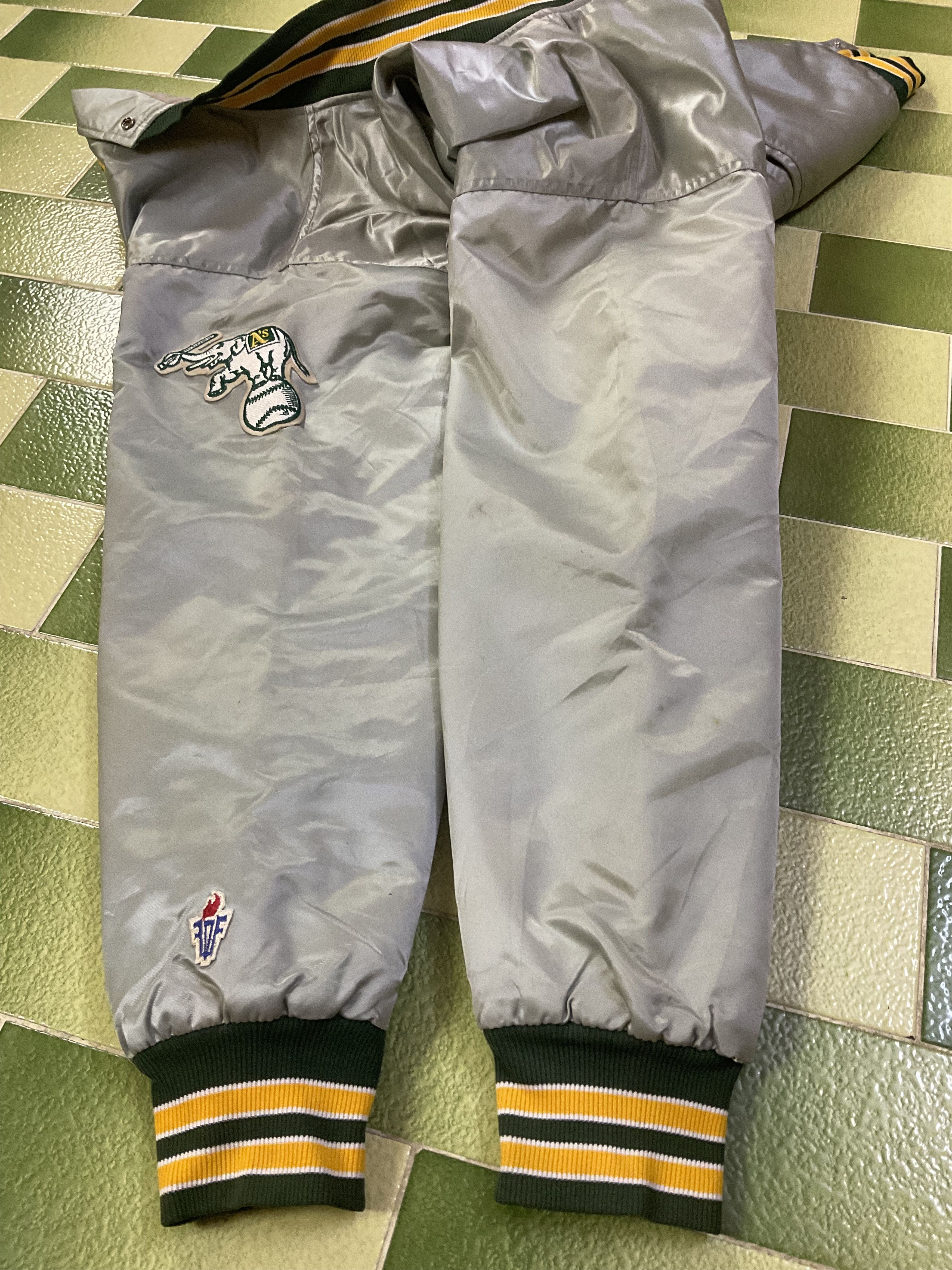 MLB Vintage 90s MLB Oakland Athletics Silver Satin Bomber Jacket Size US M / EU 48-50 / 2 - 7 Thumbnail