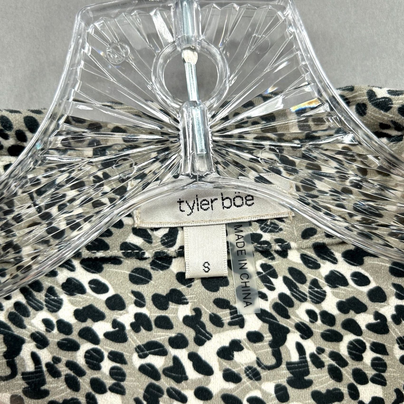 Vintage Tyler Boe Top Shirt Womens Small Button Up Blouse Animal Long Sleeve Microfiber Gray Size S / US 4 / IT 40 - 6 Thumbnail
