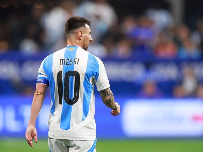 Other NWT ARGENTINA ADIDAS 2024 FOOTBALL HOME JERSEY #10 MESSI Size US M / EU 48-50 / 2 - 12 Thumbnail