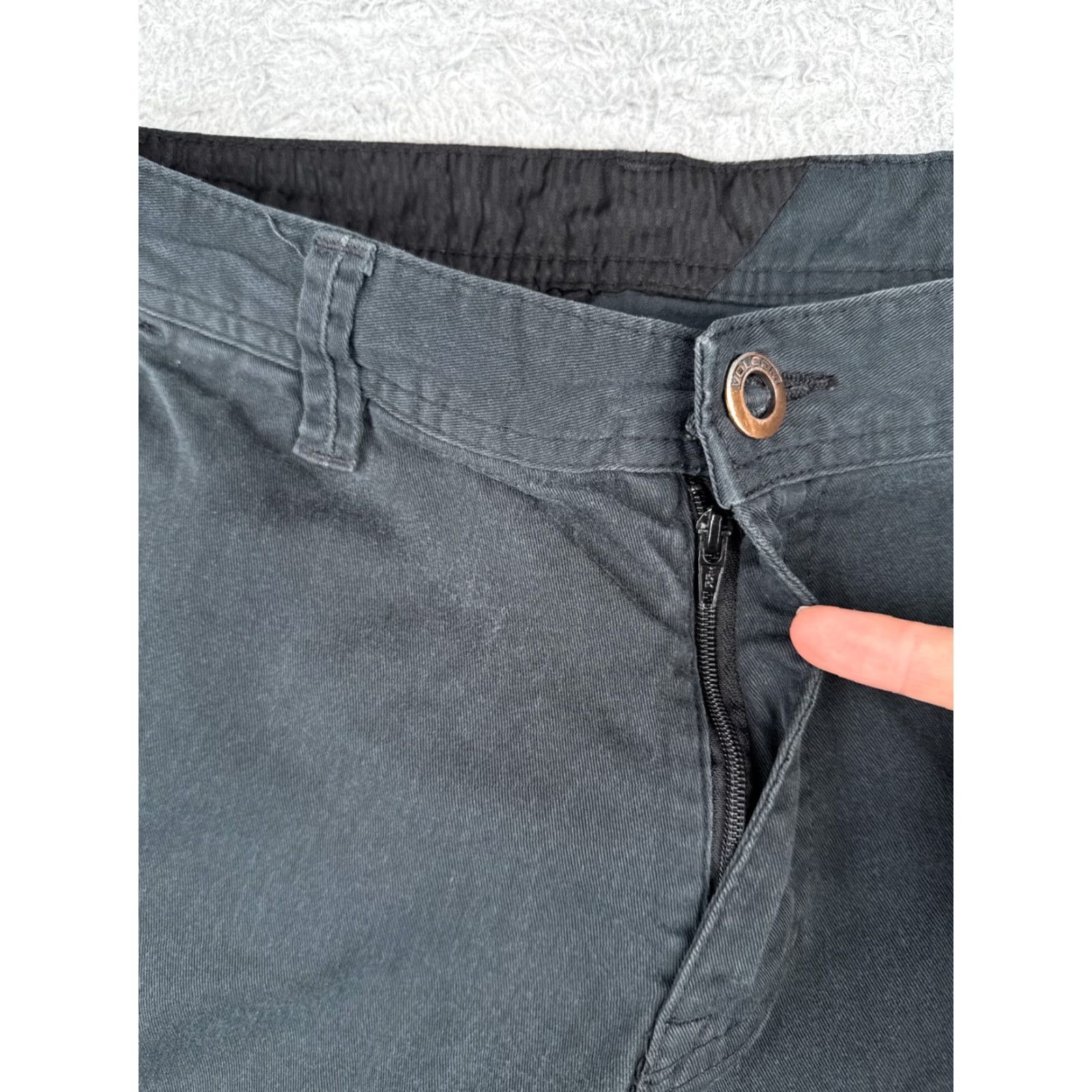 Volcom Volcom Shorts Adult 30 Black Cotton Blend Chino Skate 5-Pocket Casual Mens Size US 30 / EU 46 - 6 Thumbnail