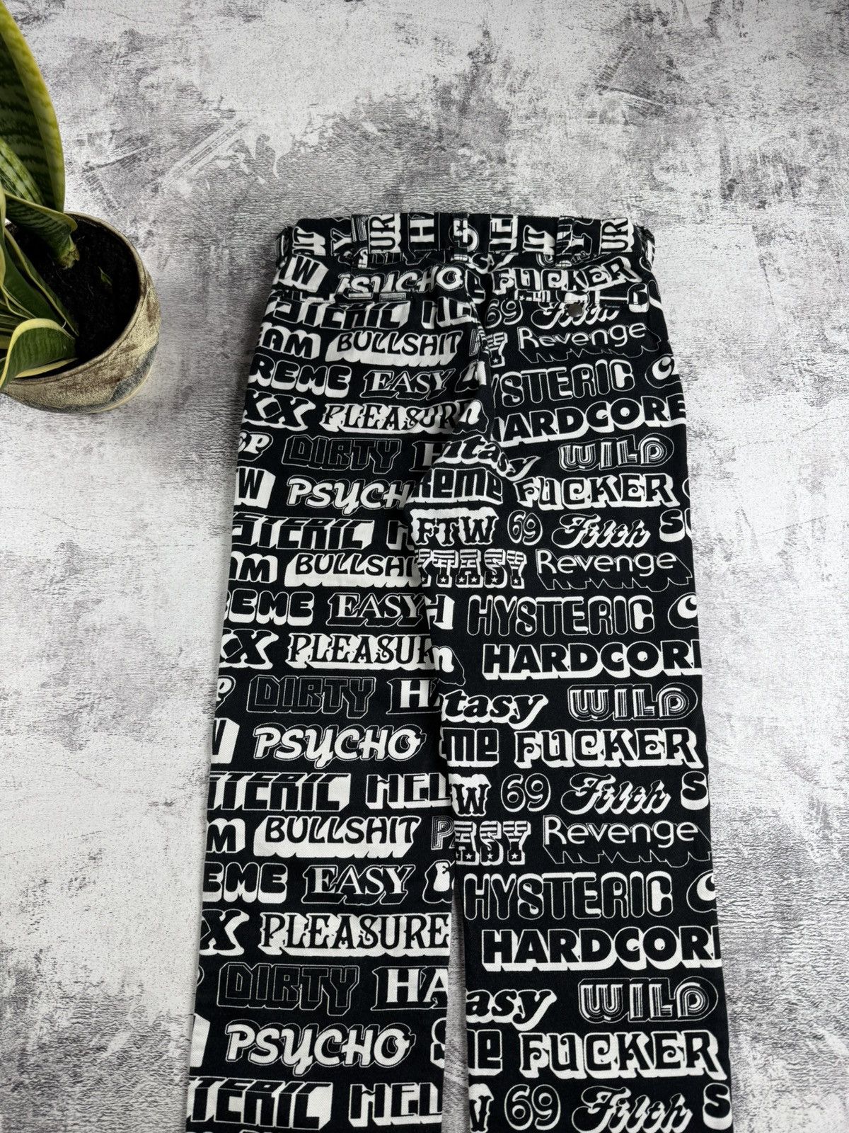 Hysteric Glamour × Supreme HYSTERIC GLAMOUR X SUPREME Text Work Black Monogram Straight Trousers Pants Size US 30 / EU 46 - 6 Thumbnail