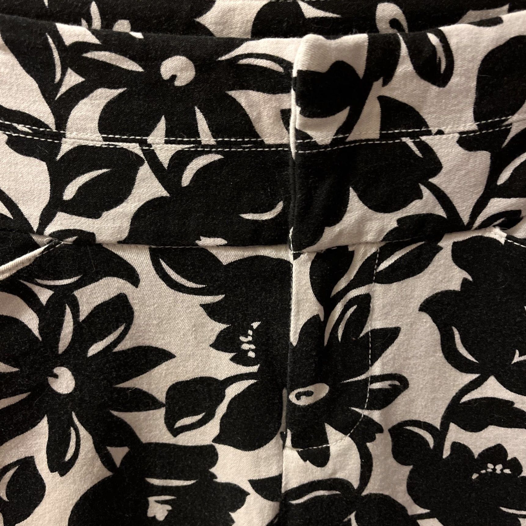 Vintage VINTAGE ELLE Women Capri Pants Size 2 Straight Leg Floral Pattern White Black Stretch Summer Fall Winter Size 26" / US 2 / IT 38 - 2 Thumbnail