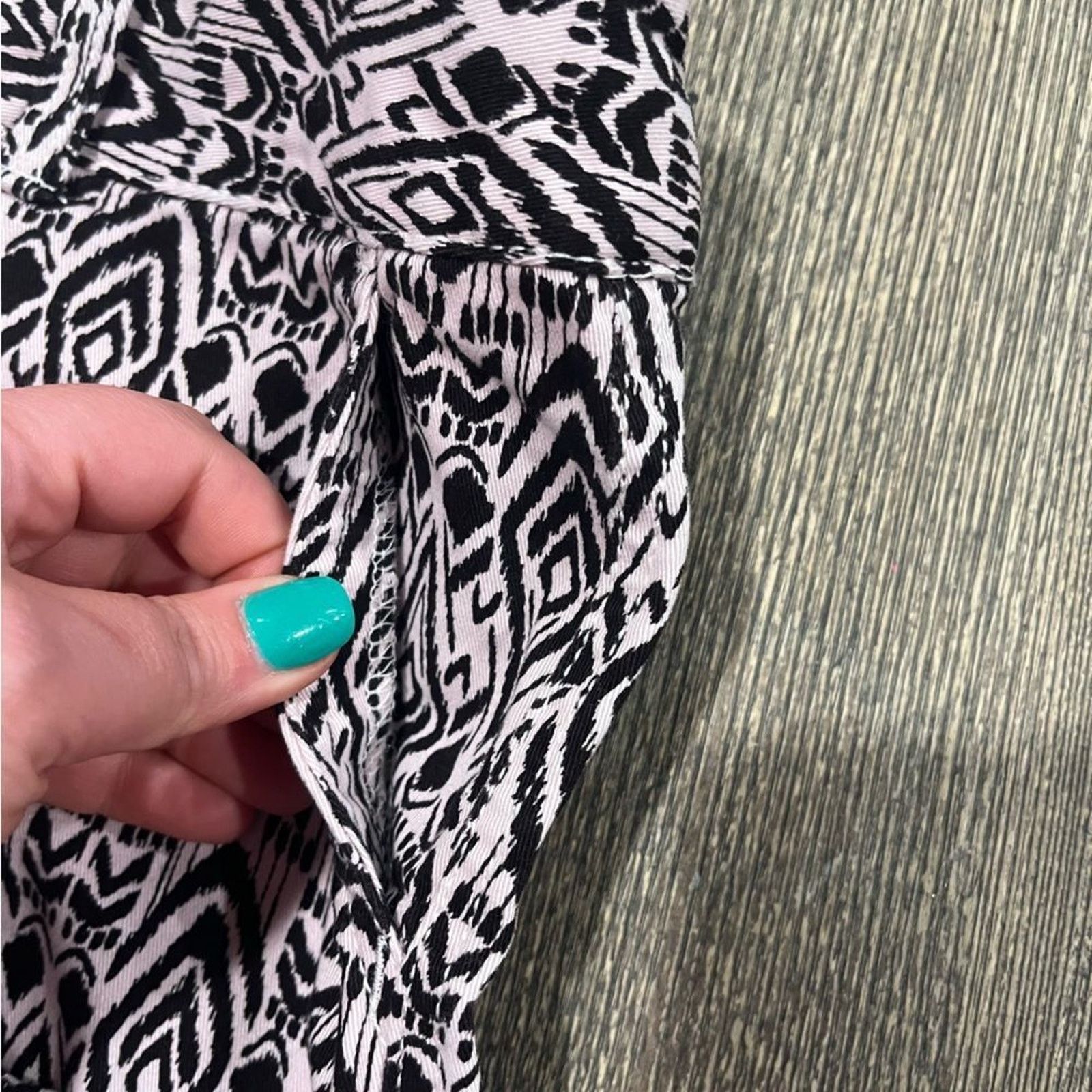American Eagle Outfitters American Eagle Outfitters Womens Aztec Shorts Low Rise 10 Size 32" / US 10 / IT 46 - 3 Thumbnail