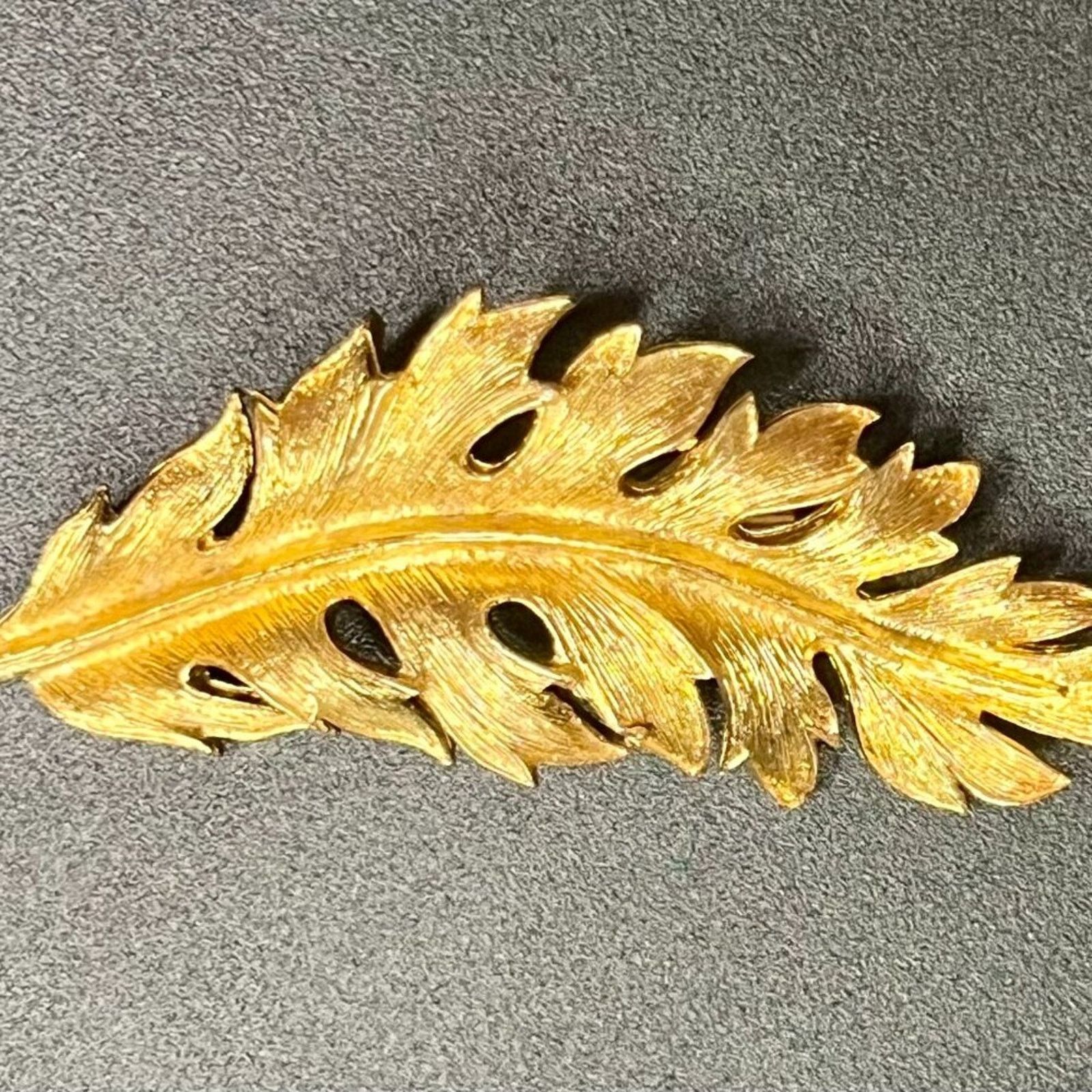& Other Stories Coro – Goldtone brushed feather, 3 x 1” Size ONE SIZE - 1 Preview