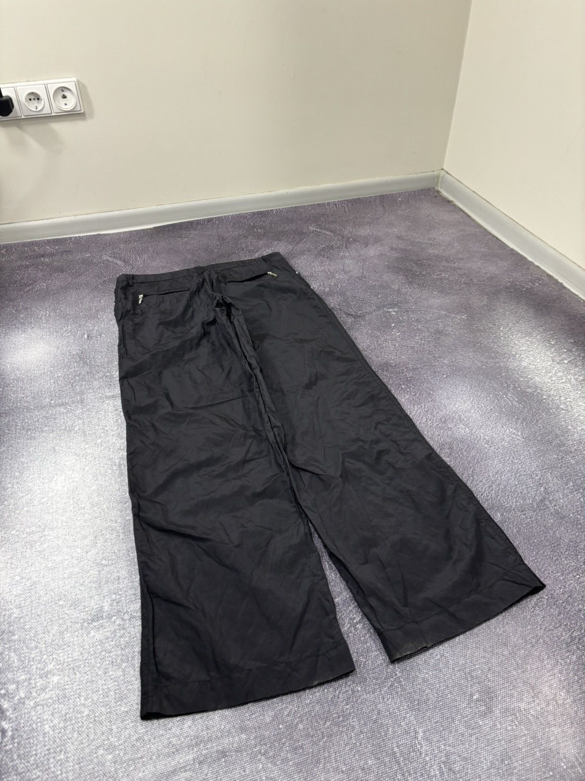 Versace Vintage Versace Sport Women’s Rare Black Baggy Nylon Pants Size 32" / US 10 / IT 46 - 4 Thumbnail