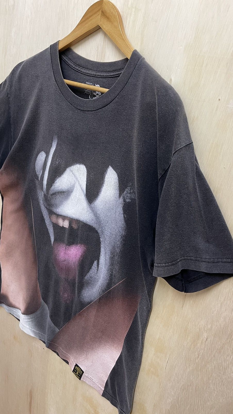 Dissizit Rare🔥DISSIZIT✖️KISS🔥HITTIN LICKS SINCE EIGTY666 Sun Faded Size US L / EU 52-54 / 3 - 4 Thumbnail