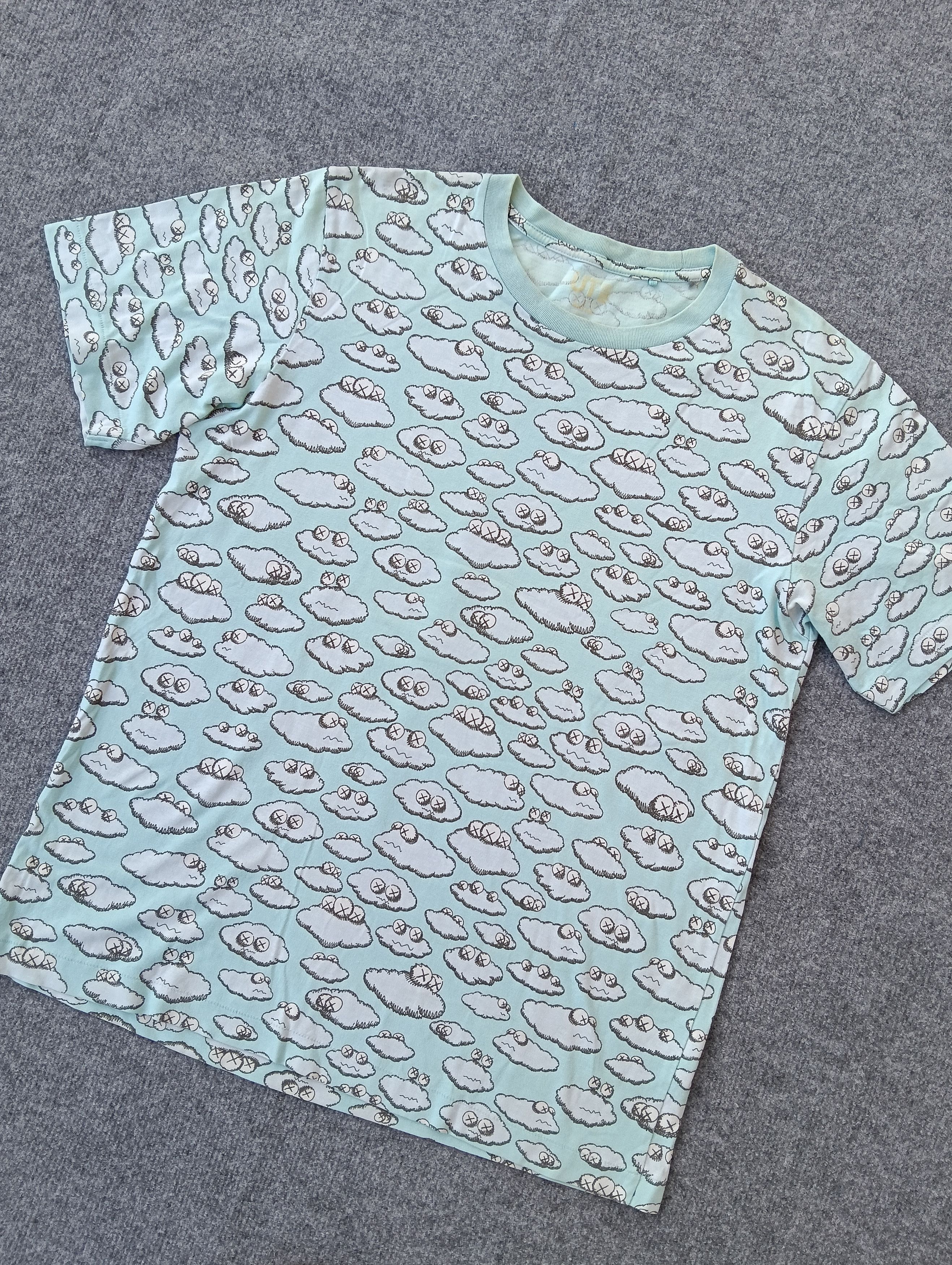 Kaws × Uniqlo Kaws x Uniqlo full print Tshirt. Size US M / EU 48-50 / 2 - 1 Thumbnail
