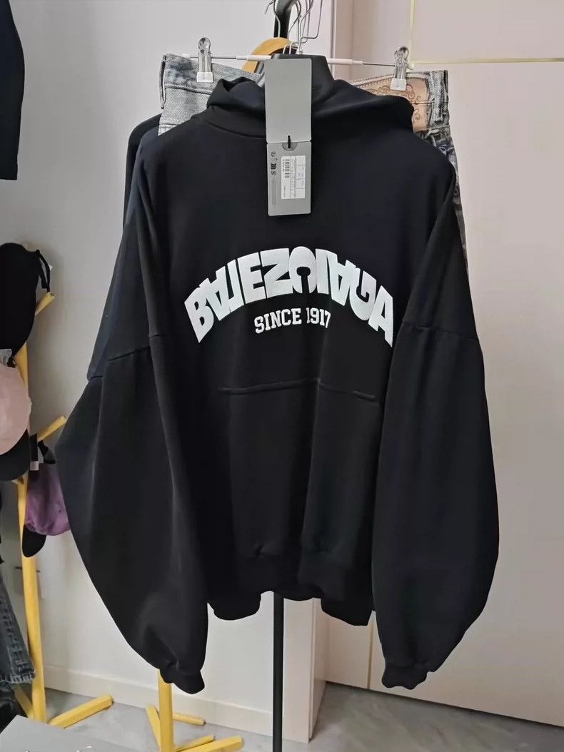 Balenciaga Balenciaga Black inverted logo sweatshirt Size US S / EU 44-46 / 1 - 1 Thumbnail