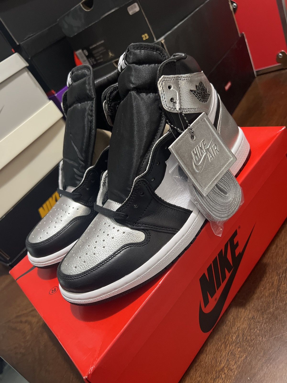 Jordan Brand Wmns Air Jordan 1 Retro High OG 'Silver Toe' Size US 10.5 / IT 40.5 - 15 Thumbnail