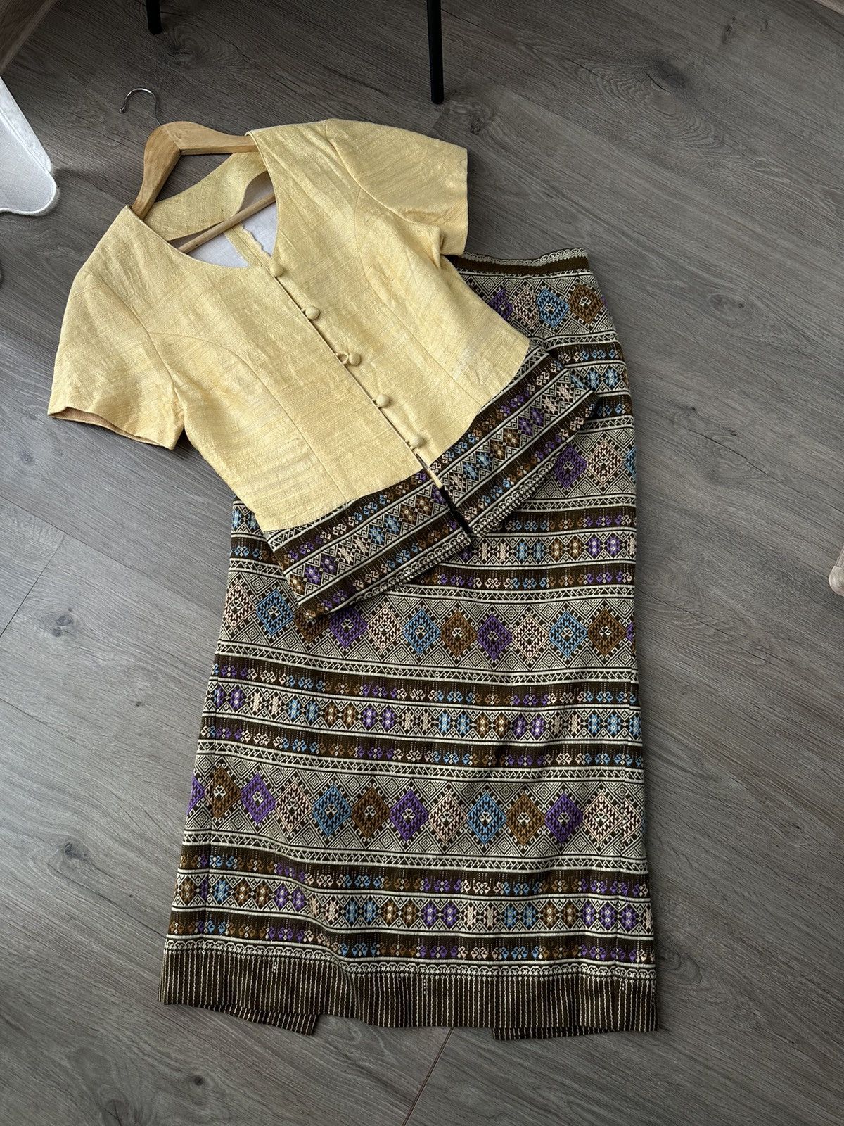 Other UK VTG Beige Thai Set Traditional Dress Skirt Wedding Blouse Size US M / EU 48-50 / 2 - 7 Thumbnail
