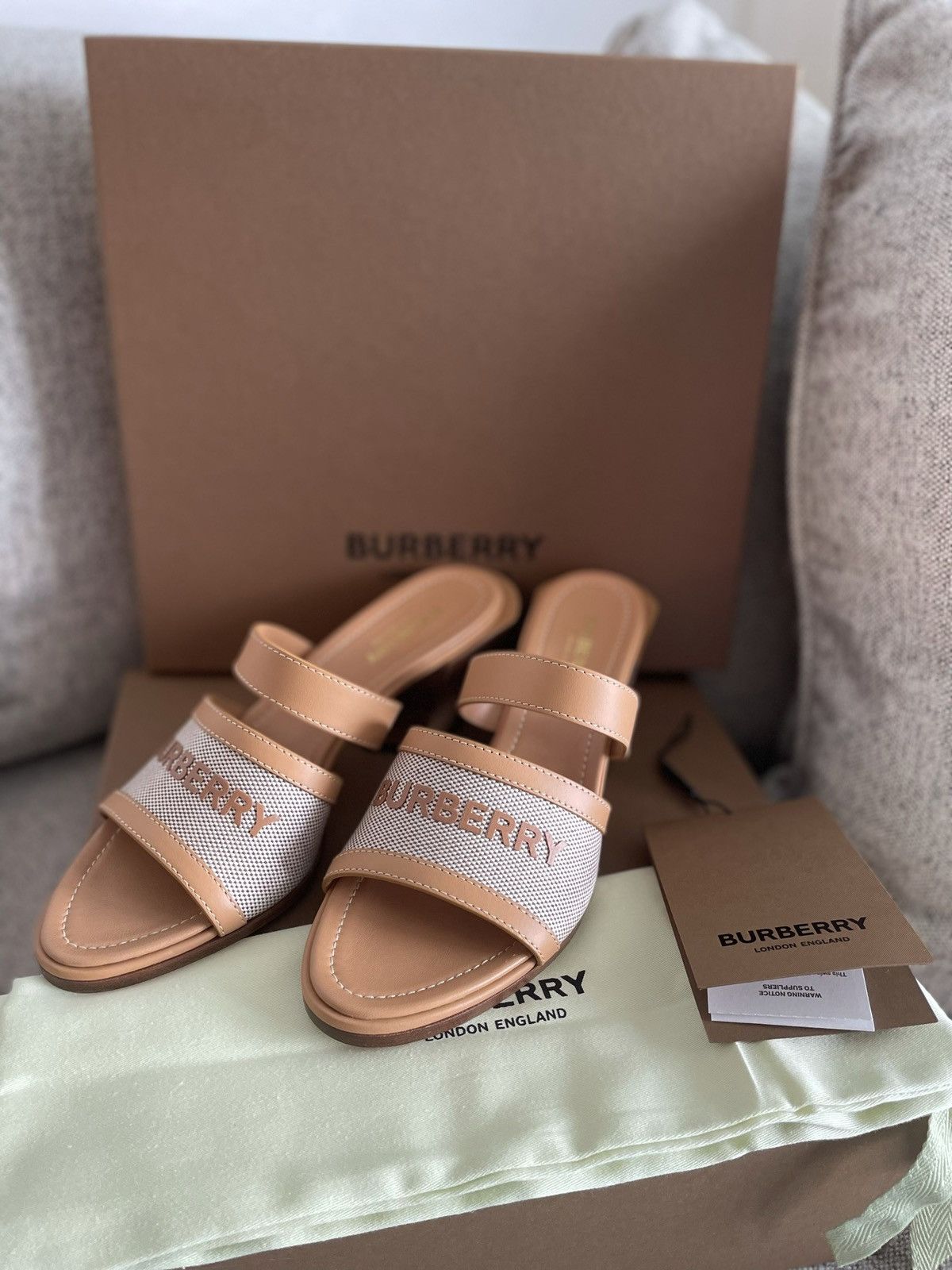 Burberry Burberry logo sandals | brand new never worn | box not inc Size US 8 / IT 38 - 9 Thumbnail