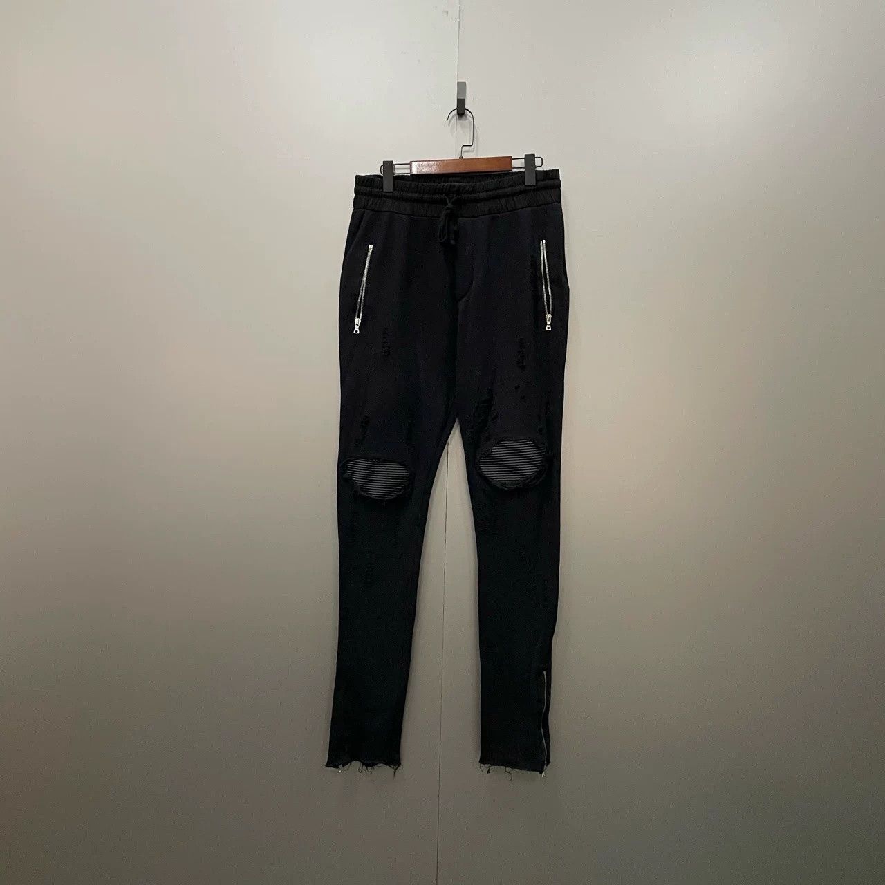Amiri AMIRI Black Zipper Distressed Sweatpants Size US 32 / EU 48 - 1 Thumbnail