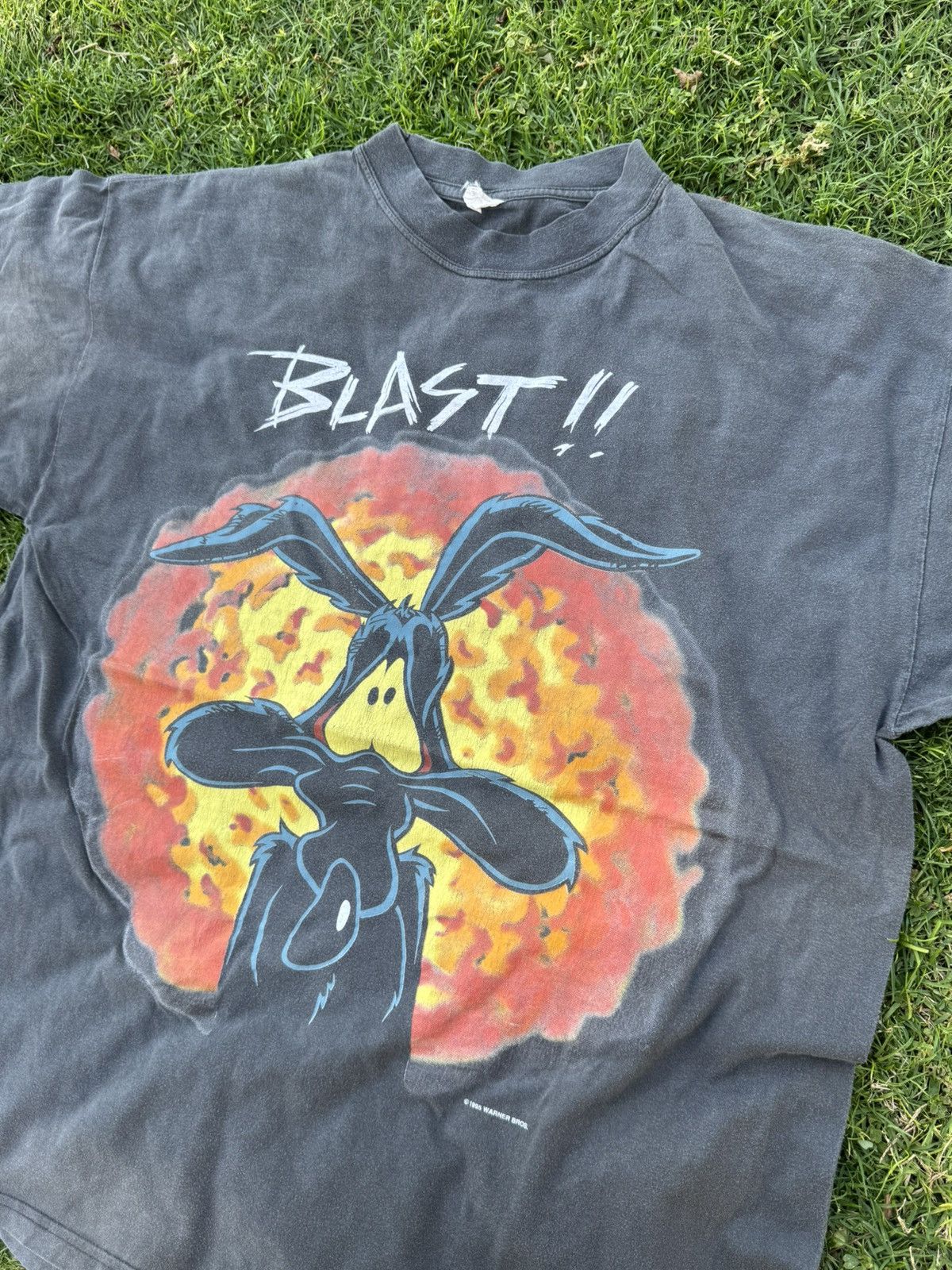 Vintage Vintage Warner Bros Looney Tunes Coyote Blast 1995 T-shirt Size US XL / EU 56 / 4 - 7 Thumbnail