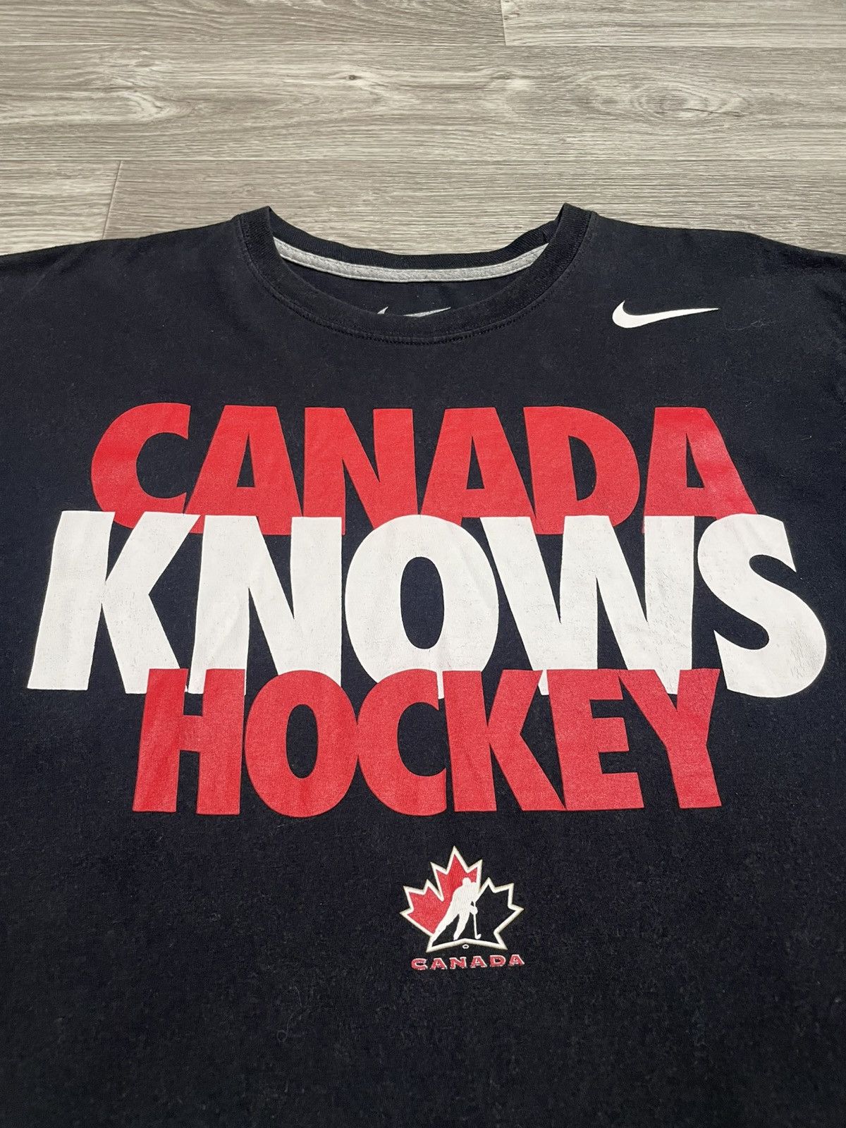 Nike Vintage Nike Canada Knows Hockey T-Shirt Size US L / EU 52-54 / 3 - 6 Thumbnail
