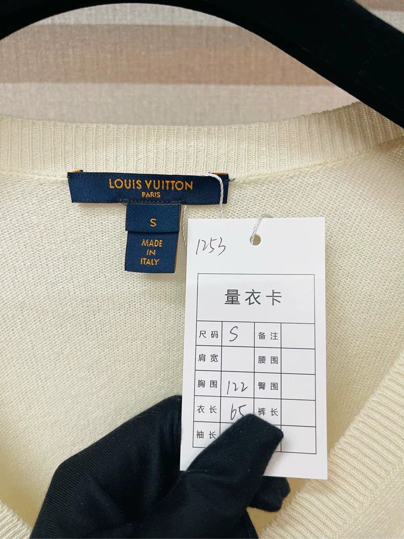 Louis Vuitton Louis Vuitton Creamy white V-neck gold button sweater Size S / US 4 / IT 40 - 2 Thumbnail