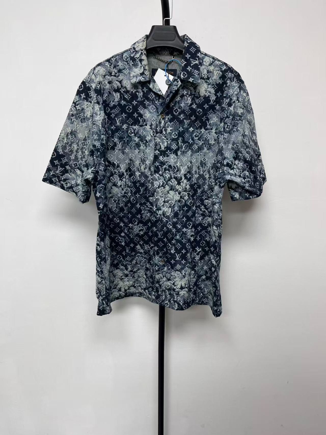 Louis Vuitton louis vuitton tie-dye logo short sleeve shirt Size US L / EU 52-54 / 3 - 1 Thumbnail
