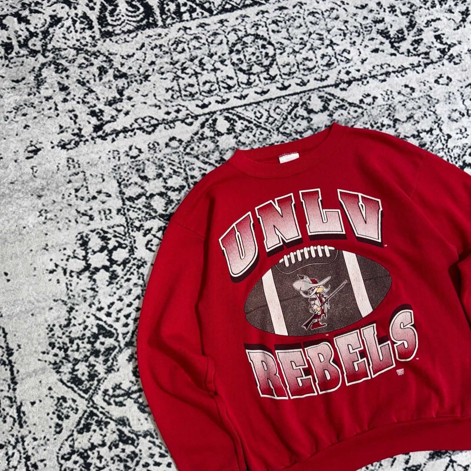 Vintage Vintage Red Cotton Crewneck Size M Y2K 90s UNLV Rebels rugby Size US M / EU 48-50 / 2 - 4 Thumbnail