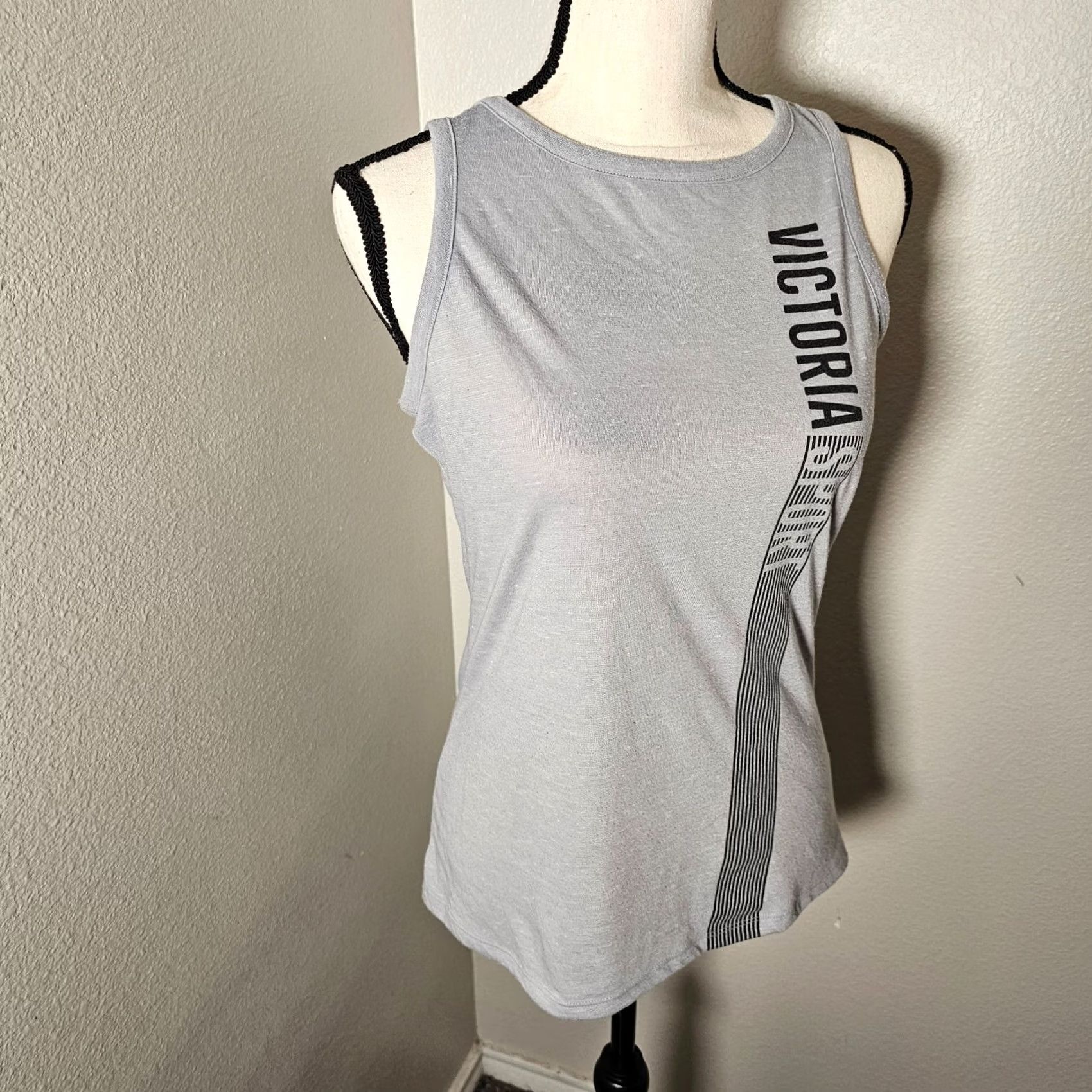 Victoria's Secret V_Sport Victoria's Secret Ultimate Strappy Side Logo Sport Top Gray Athletic Gym Tight Tank Women XS Slim Logo Size XS / US 0-2 / IT 36-38 - 2 Thumbnail