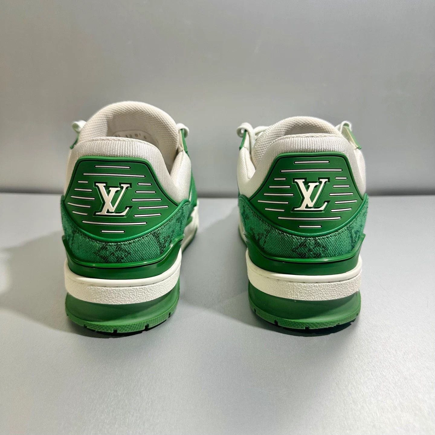Louis Vuitton Louis Vuitton Trainer White Green 6/40 Worn once Size US 7 / EU 40 - 5 Thumbnail