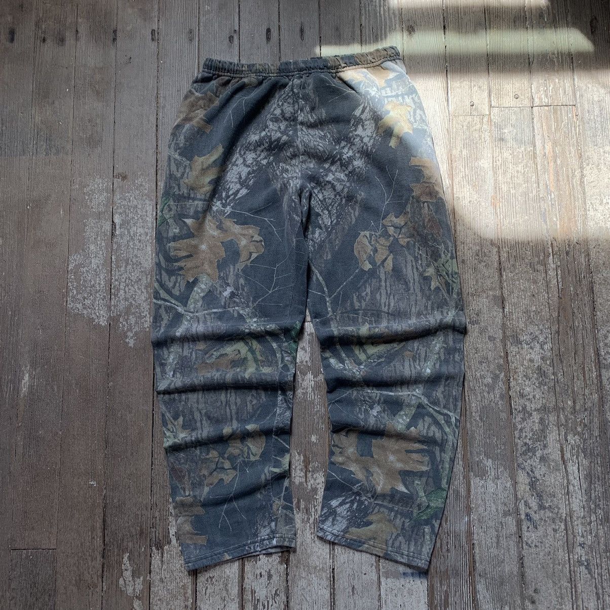 image of Carhartt x Realtree Faded Vintage Realtree Jerzees Baggy Camo Grunge Sweatpants in Tree Camo (Size 