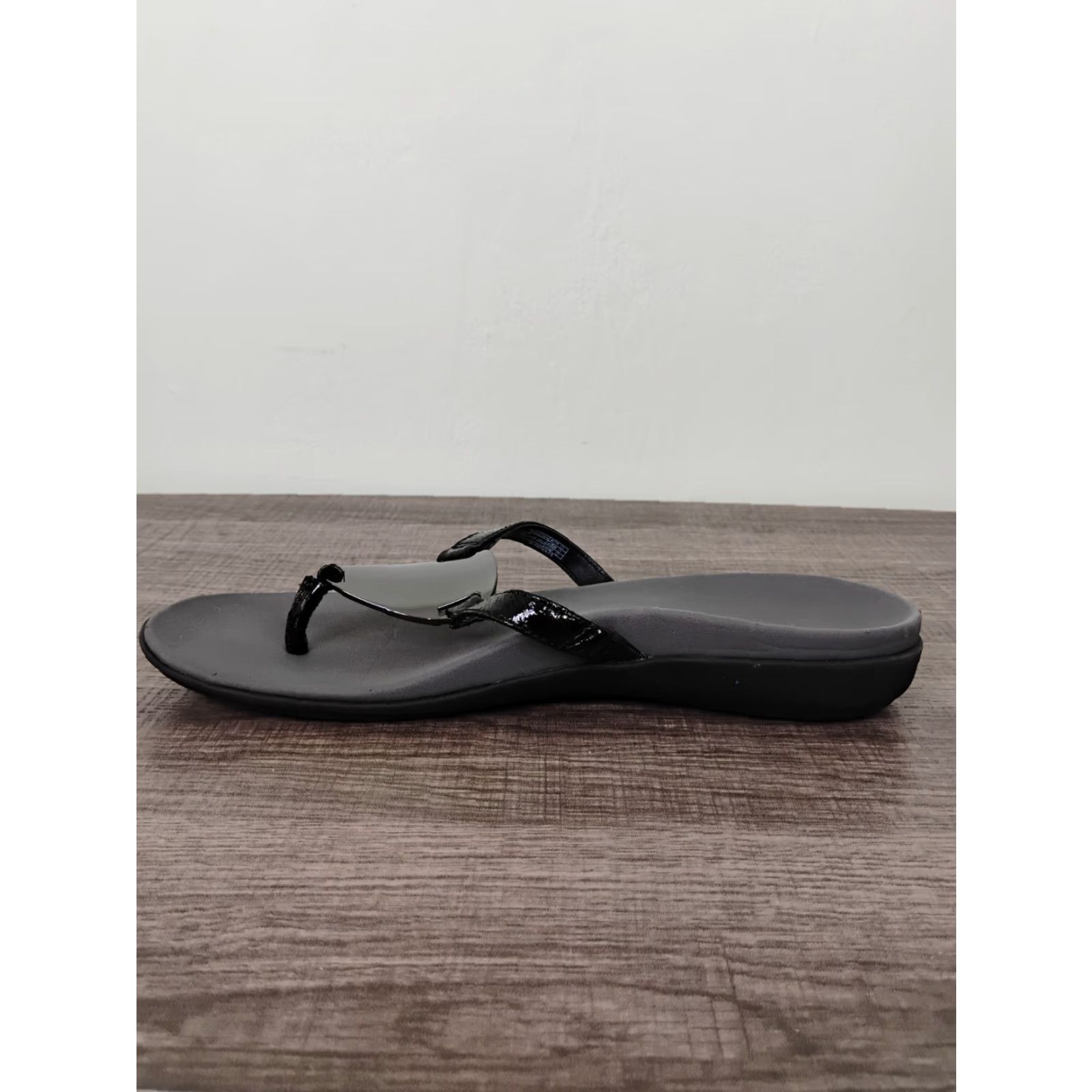 Vionic Vionic Raysa Sandals Black Size 6 Womens Leather T-Strap Flat Heel Shoes Size US 6 / IT 36 - 6 Thumbnail
