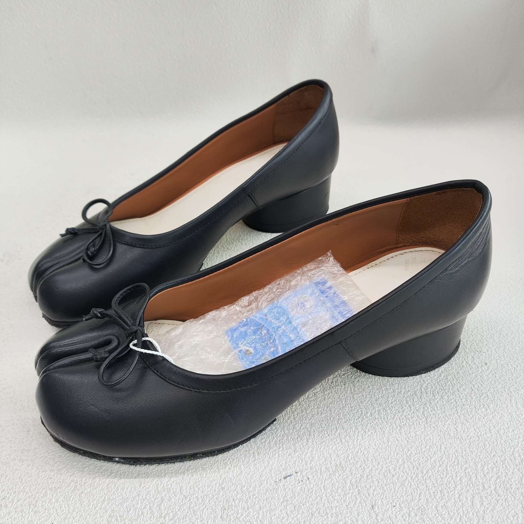 Maison Margiela Maison Margiela Black Lowtop Sneakers us_6 Women Size US 6 / IT 36 - 1 Thumbnail