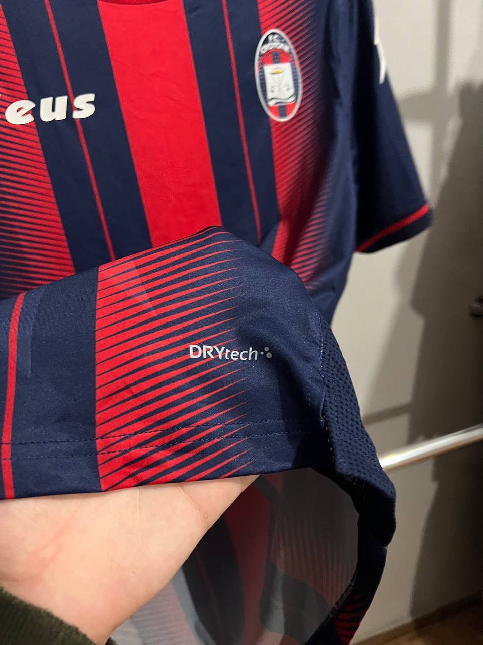 Sports Specialties 2018/19 CROTONE FC HOME SOCCER JERSEY FOOTBALL SHIRT ZEUS L Size US L / EU 52-54 / 3 - 12 Thumbnail
