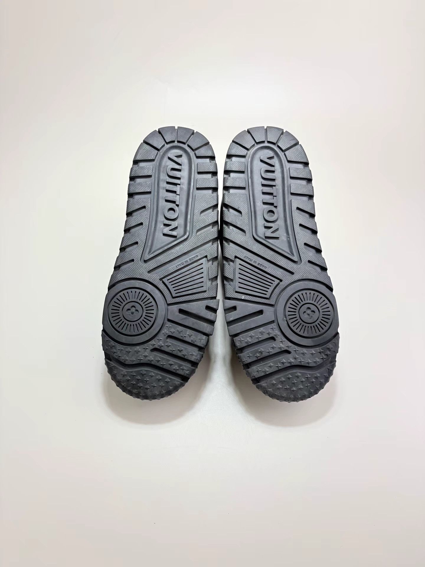 Louis Vuitton LV TRAINER Black Crocodile-Embossed Sneakers K1 Size US 9 / EU 42 - 6 Thumbnail