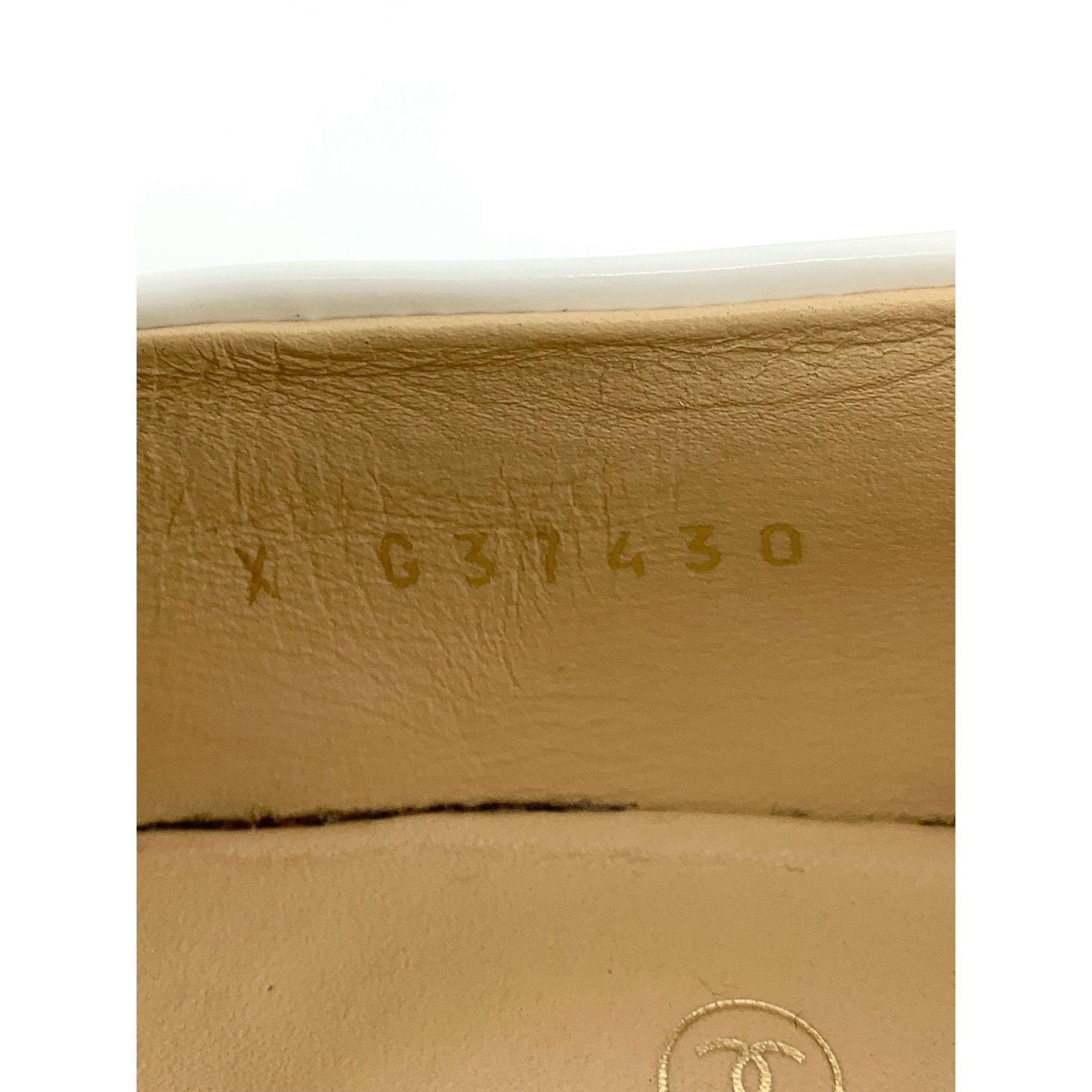 Chanel Chanel White Patent Leather Loafers Sz 37.5 W/ Gold Metal Lo Size US 7 / IT 37 - 5 Thumbnail