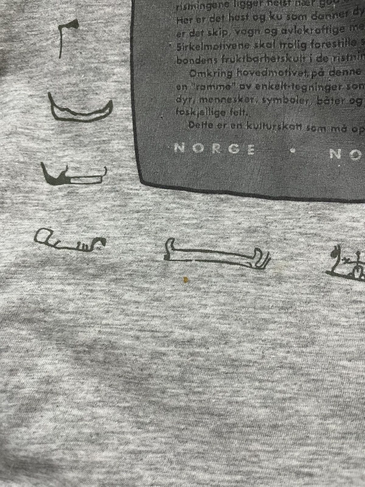 Vintage Vintage Norge Norway Helleristninger Single Stitch 80/90s Size US M / EU 48-50 / 2 - 8 Thumbnail