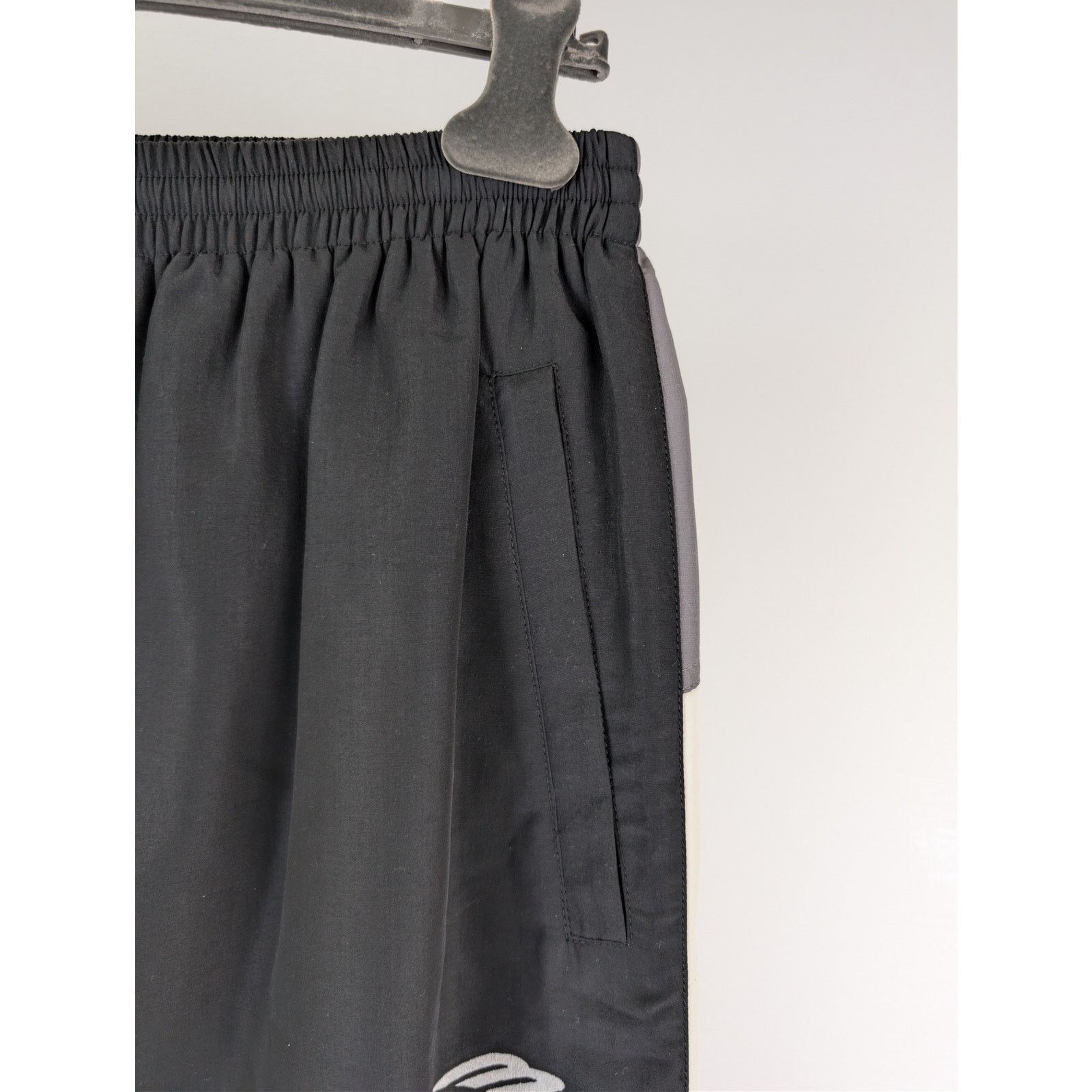 Balenciaga o1rshd1 Nylon Medium Fit Tracksuit Sweatpants Trousers Black Size US 36 / EU 52 - 5 Thumbnail