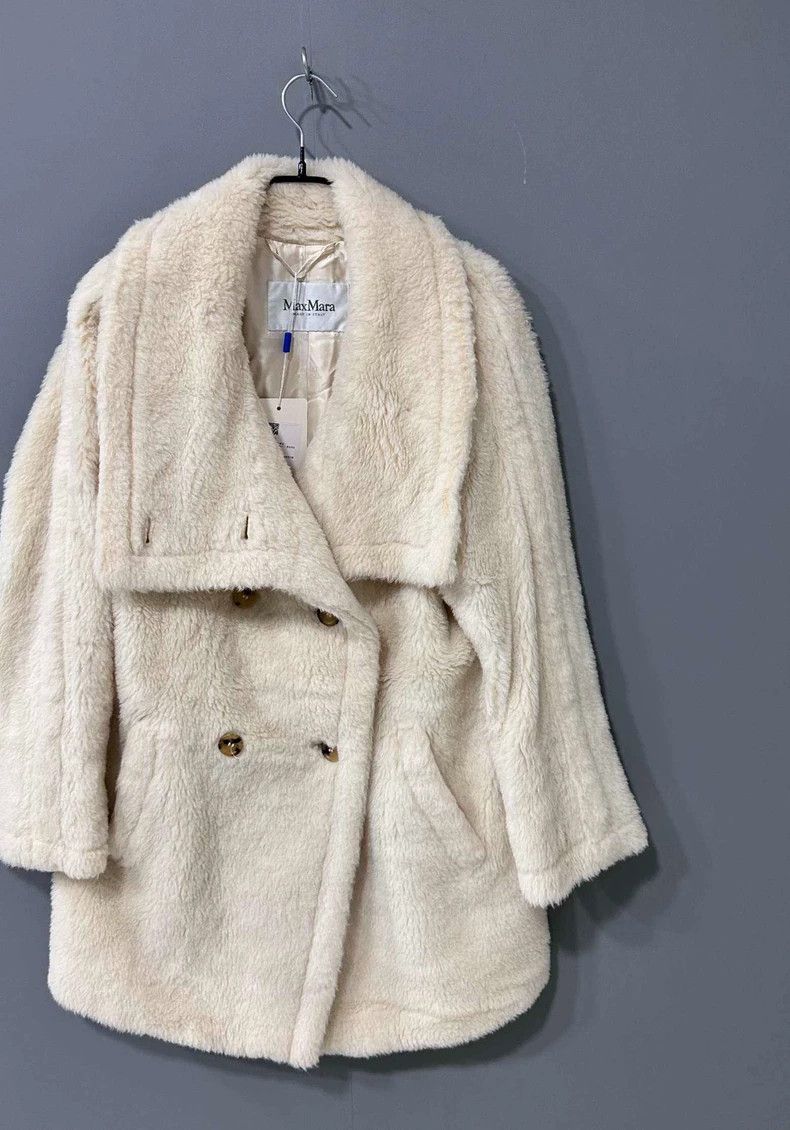 Max Mara Max Mara Short white teddy Size S / US 4 / IT 40 - 2 Thumbnail