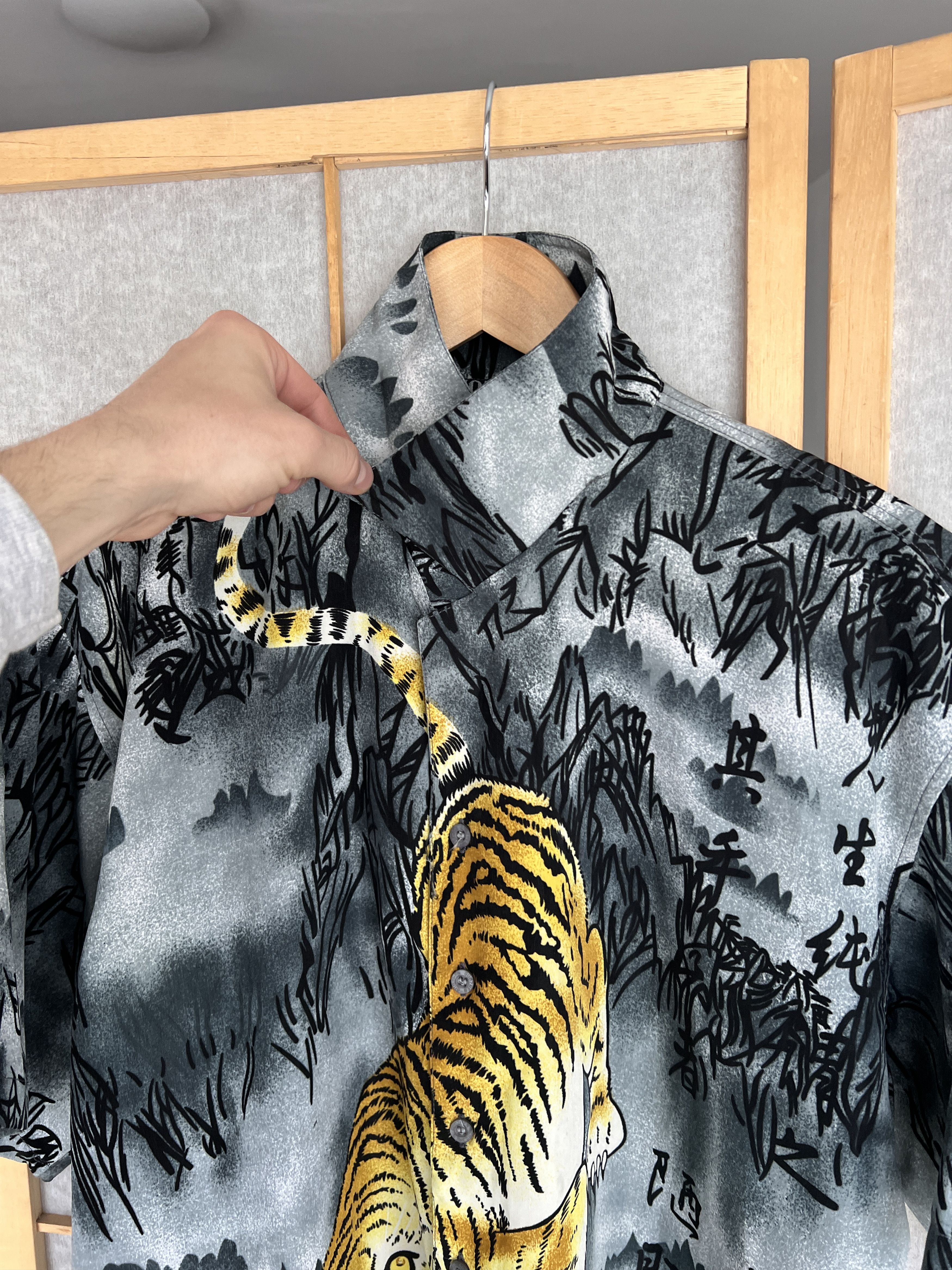 Japanese Brand Crazy! Japanese tiger vintage 2000s Hawaiian shirt printed Size US L / EU 52-54 / 3 - 5 Thumbnail