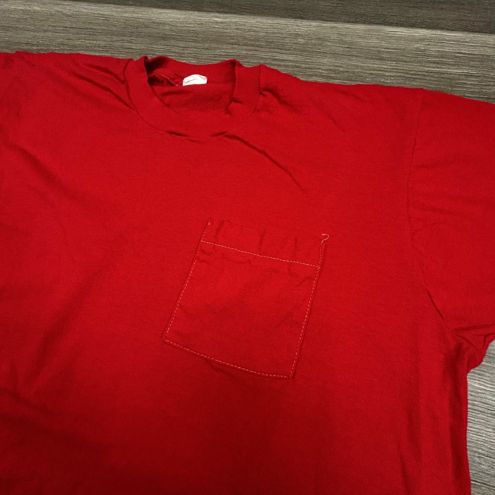 Fruit Of The Loom VINTAGE Fruit Of The Loom Mens XL Red Pocket T-Shirt 80s Made USA NWOT Shirt Mens XL Red 80s USA Vintage Blank Tee Size US XL / EU 56 / 4 - 3 Thumbnail