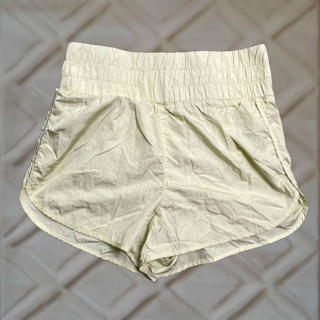 Vintage VINTAGE GB Girls Active Shorts Womens Large Light Yellow Elastic Athletic Running 28x2.5 Size 36" / US 14 / IT 50 - 1 Thumbnail